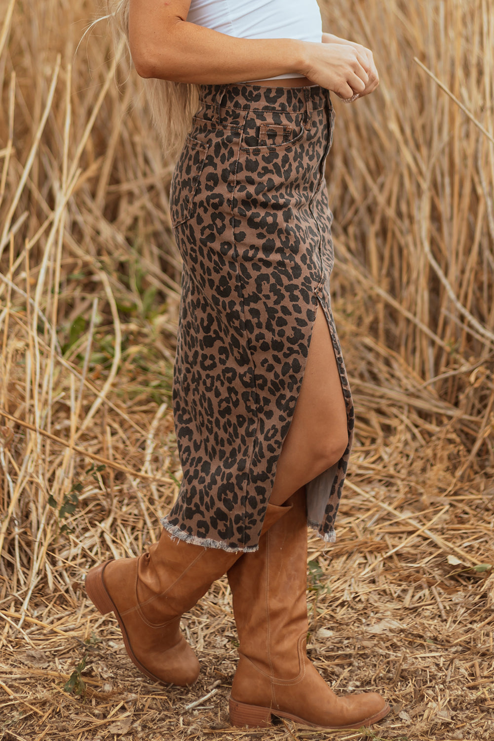 Gonna Midi in Denim Leopardata con Spacco e Orlo Sfilacciato