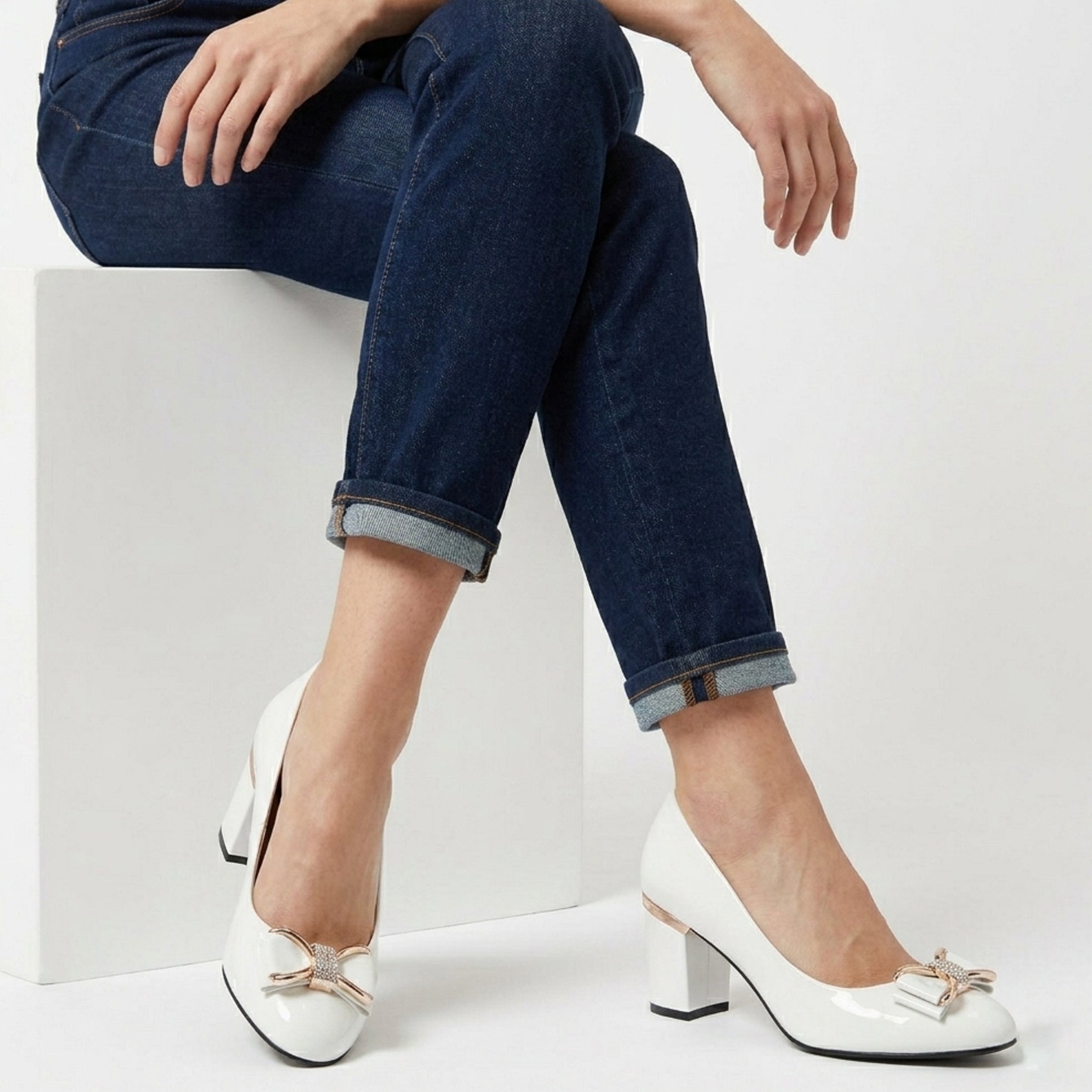 Women's Low-Cut Shoes with Wide Heel and Decorative Bow