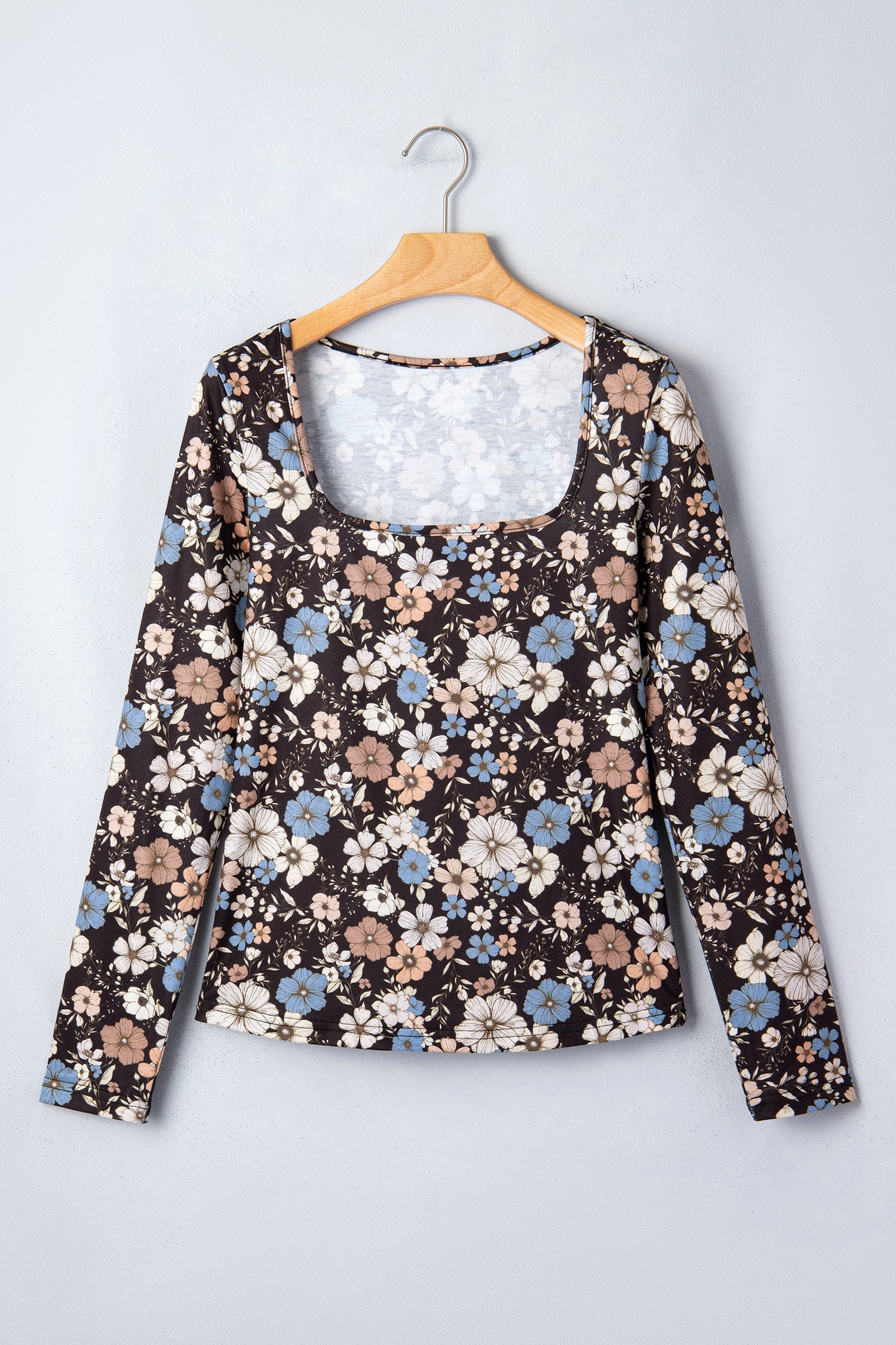 Camiseta entallada de manga larga con estampado floral negro