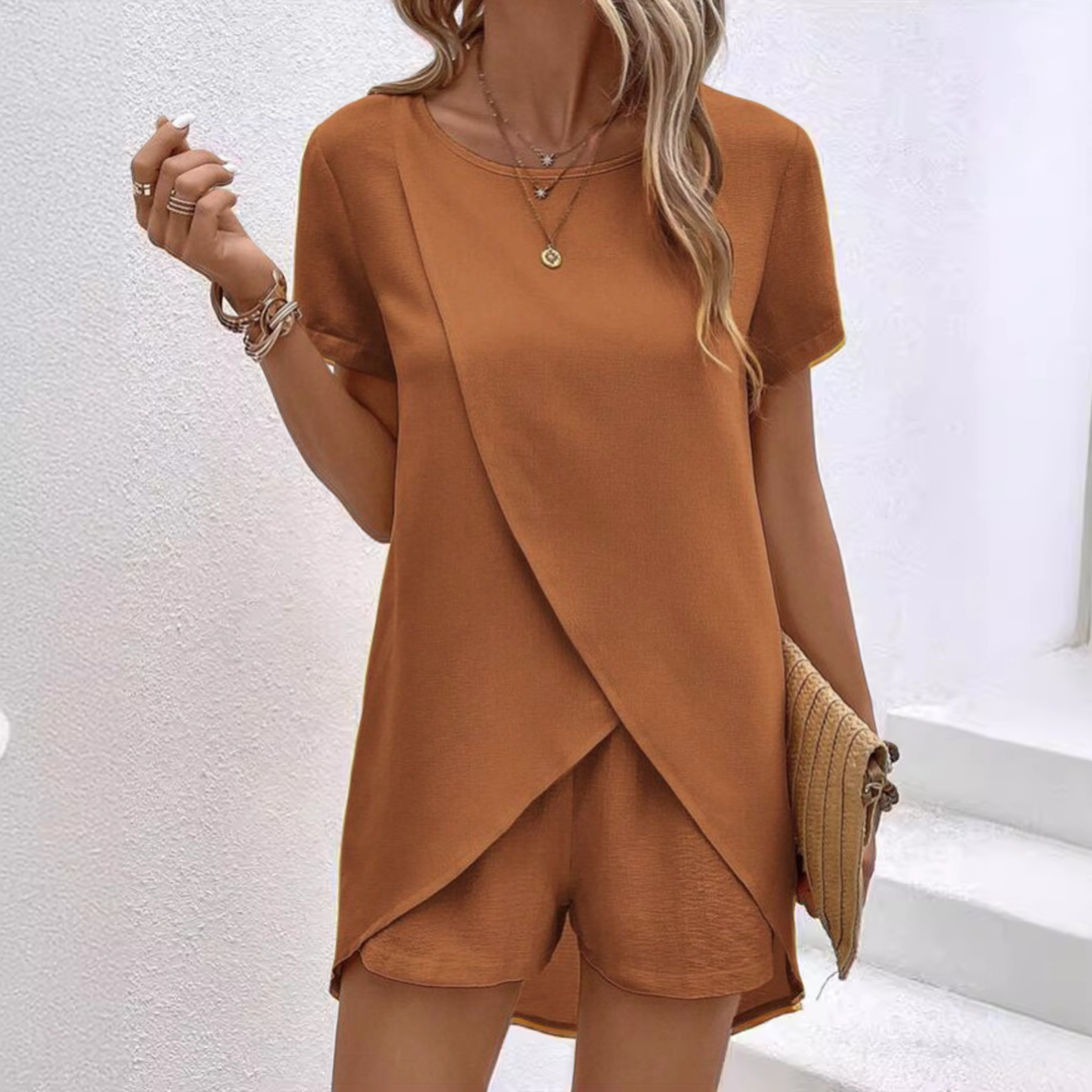 Completo Estivo da Donna con Maglia Asimmetrica e Shorts