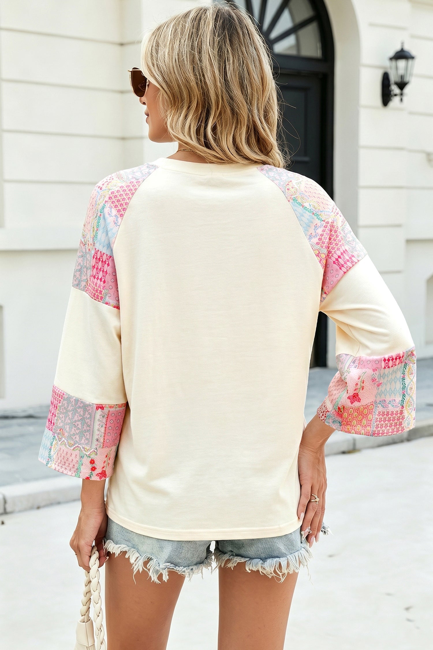 Top a Maniche Lunghe Beige con Patchwork Floreale Retro e Color Block