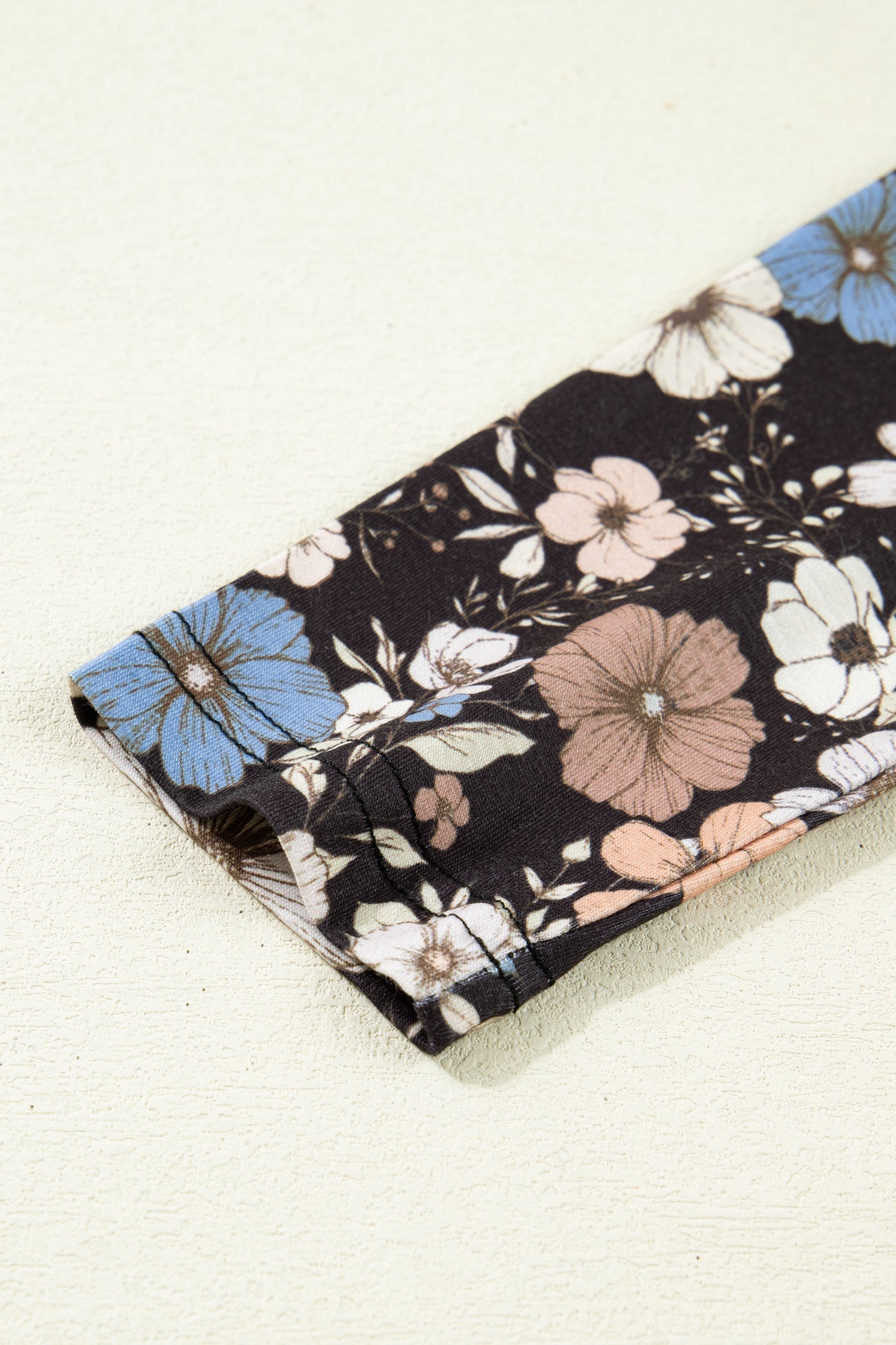 Camiseta entallada de manga larga con estampado floral negro