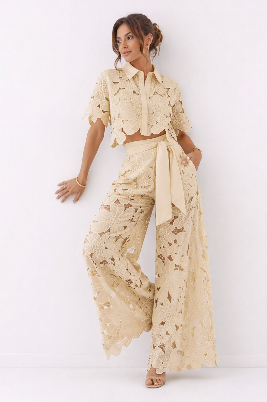 Completo Donna in Pizzo con Camicia Corta e Pantaloni Ampi