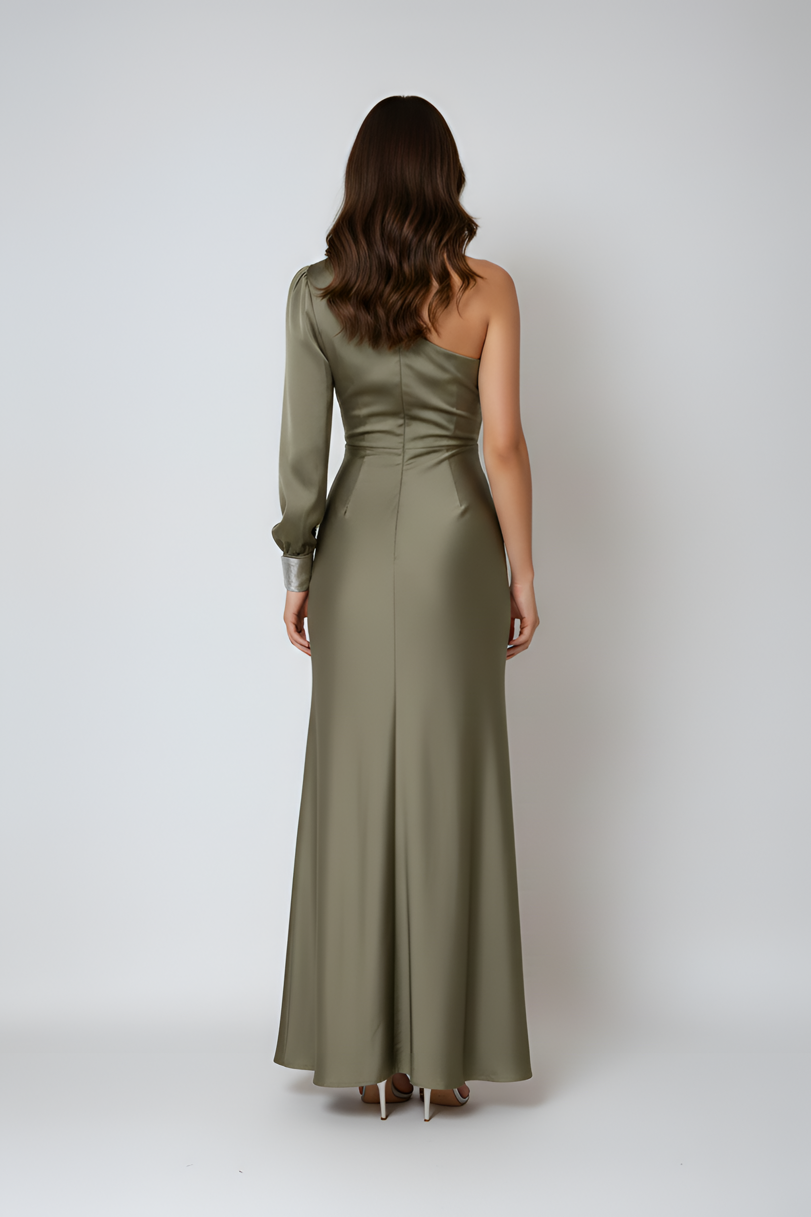 Vestido largo de satén para mujer con un solo hombro y abertura elegante