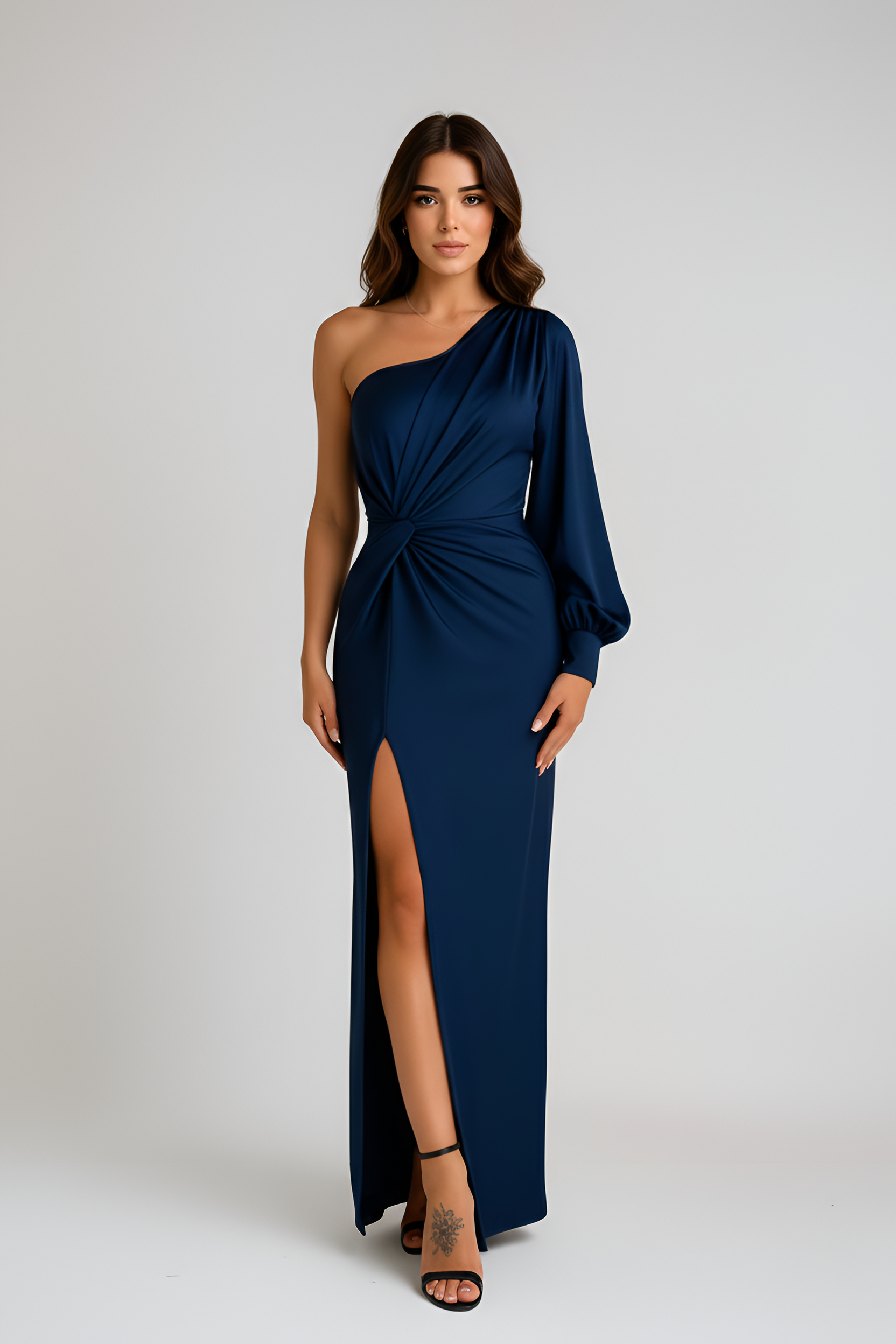 Vestido largo de satén para mujer con un solo hombro y abertura elegante