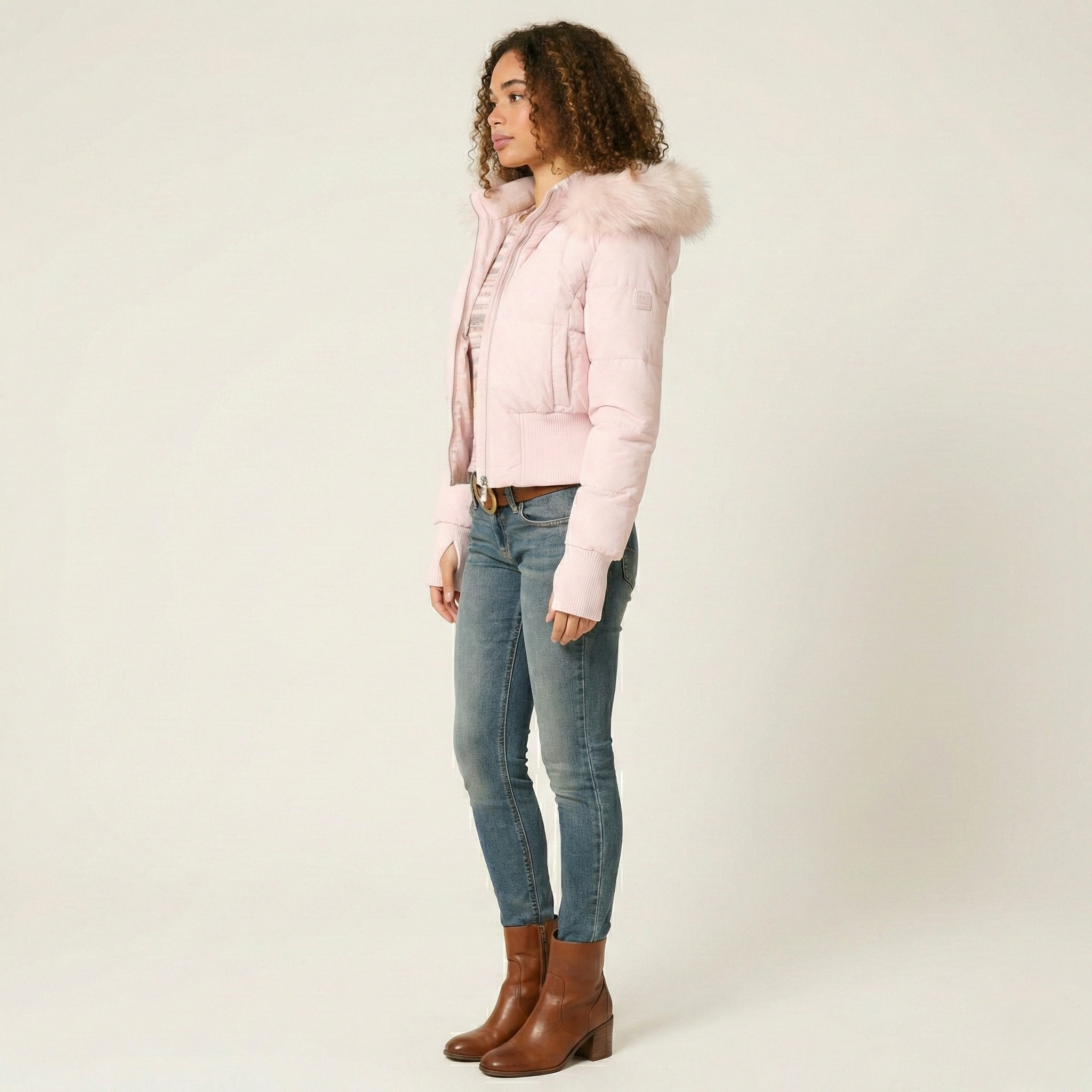 Piumino donna corto con cappuccio e bordo in ecopelliccia imbottito invernale