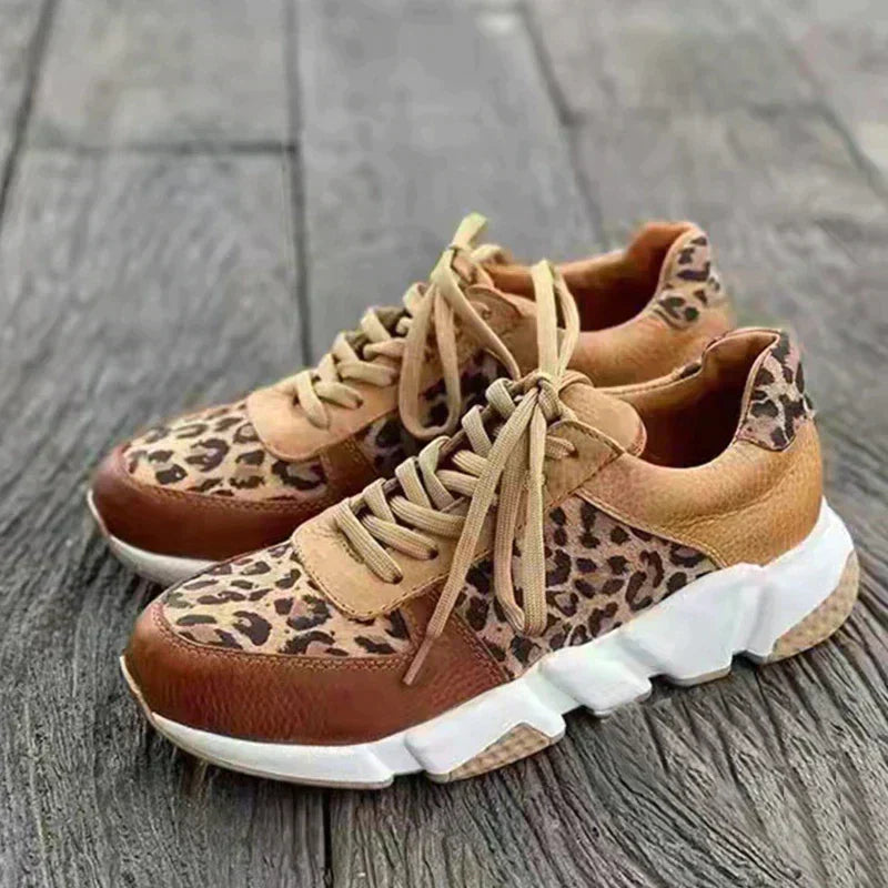 Γυναικεία sneakers με λεοπάρ σχέδιο, χοντρή σόλα και κλείσιμο με κορδόνια