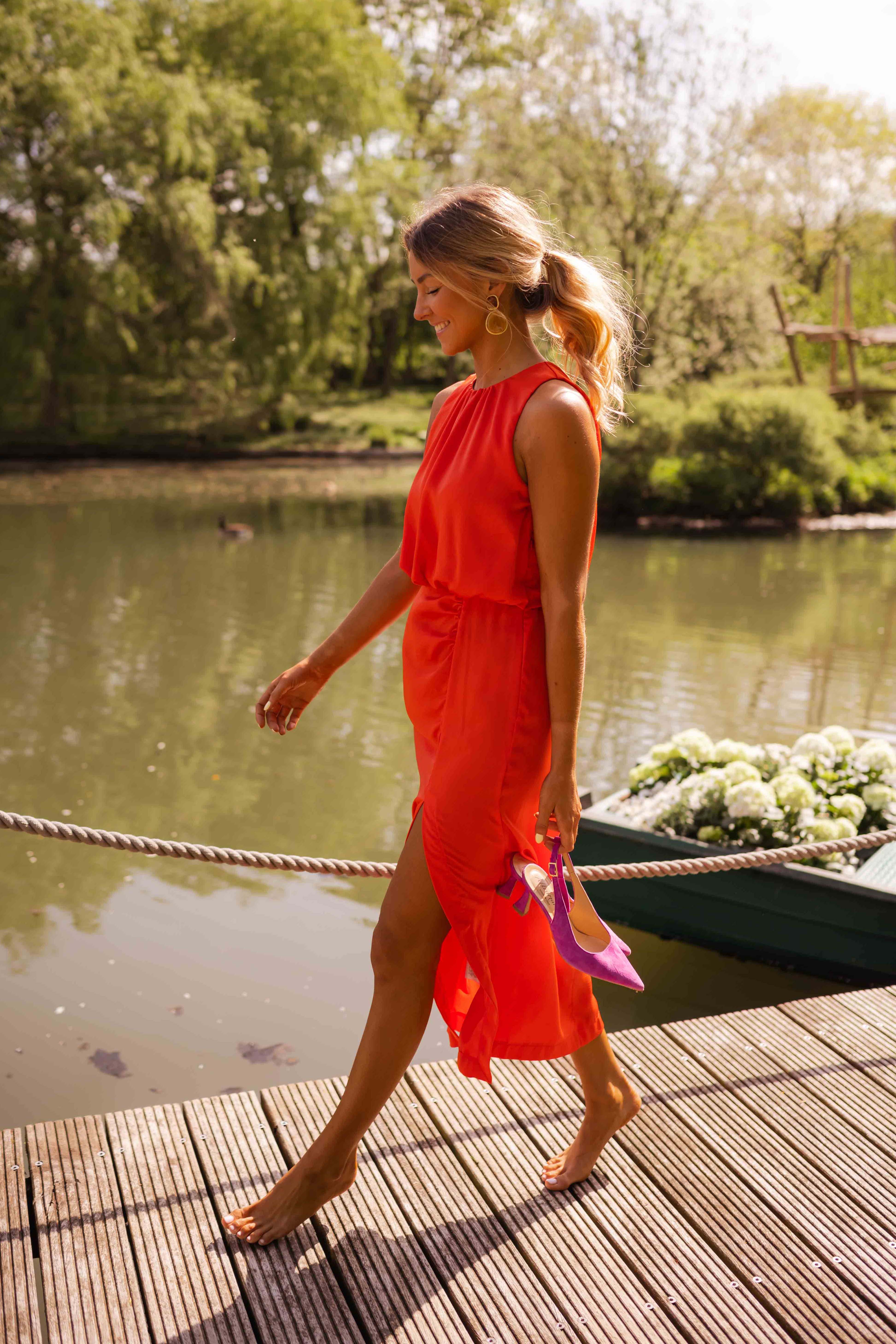 Robe midi femme sans manches avec col rond et taille élastiquée
