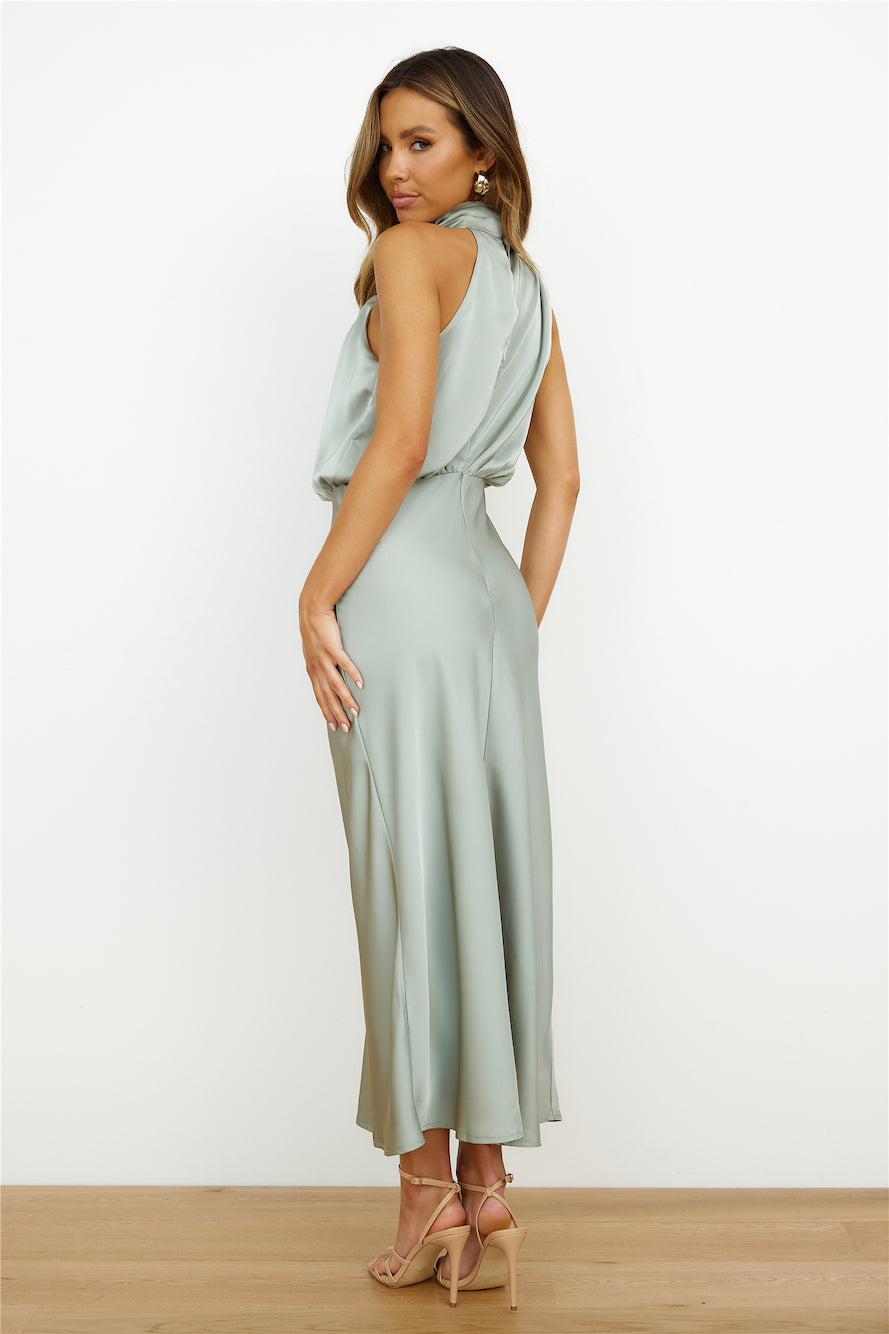 Vestito midi elegante con scollo asimmetrico