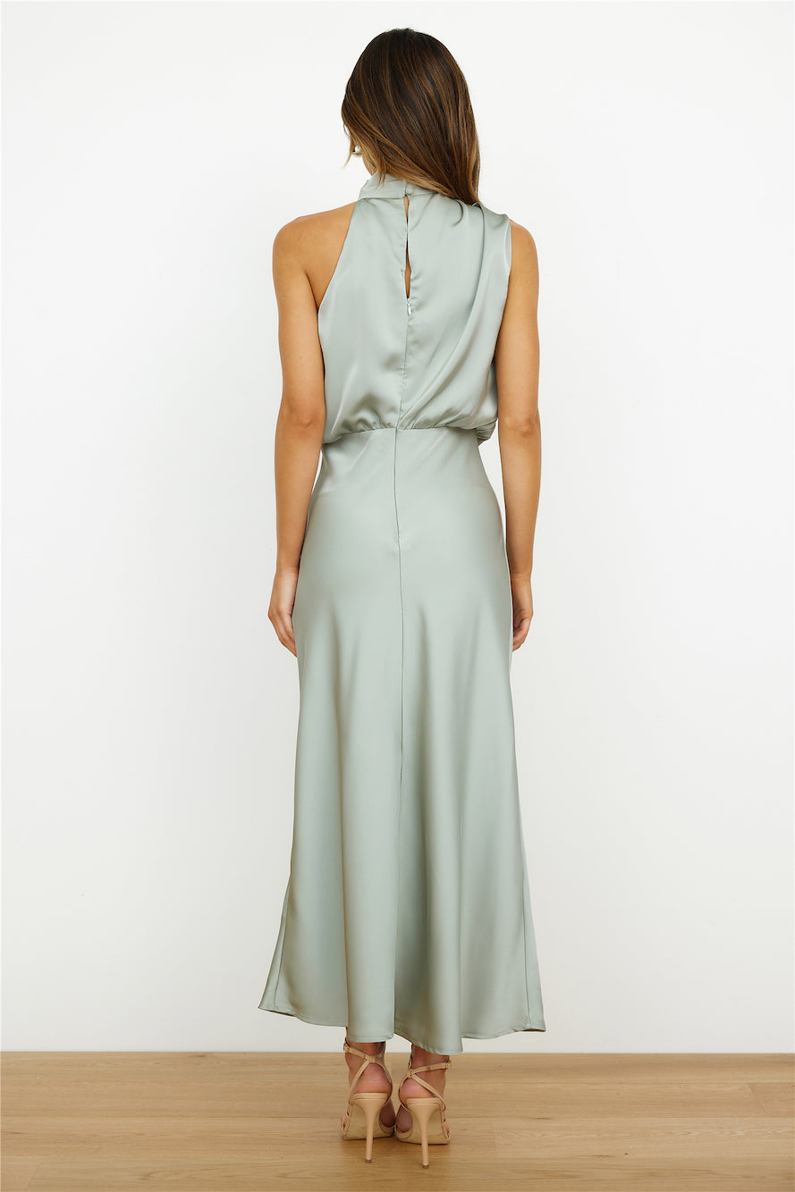 Vestito midi elegante con scollo asimmetrico