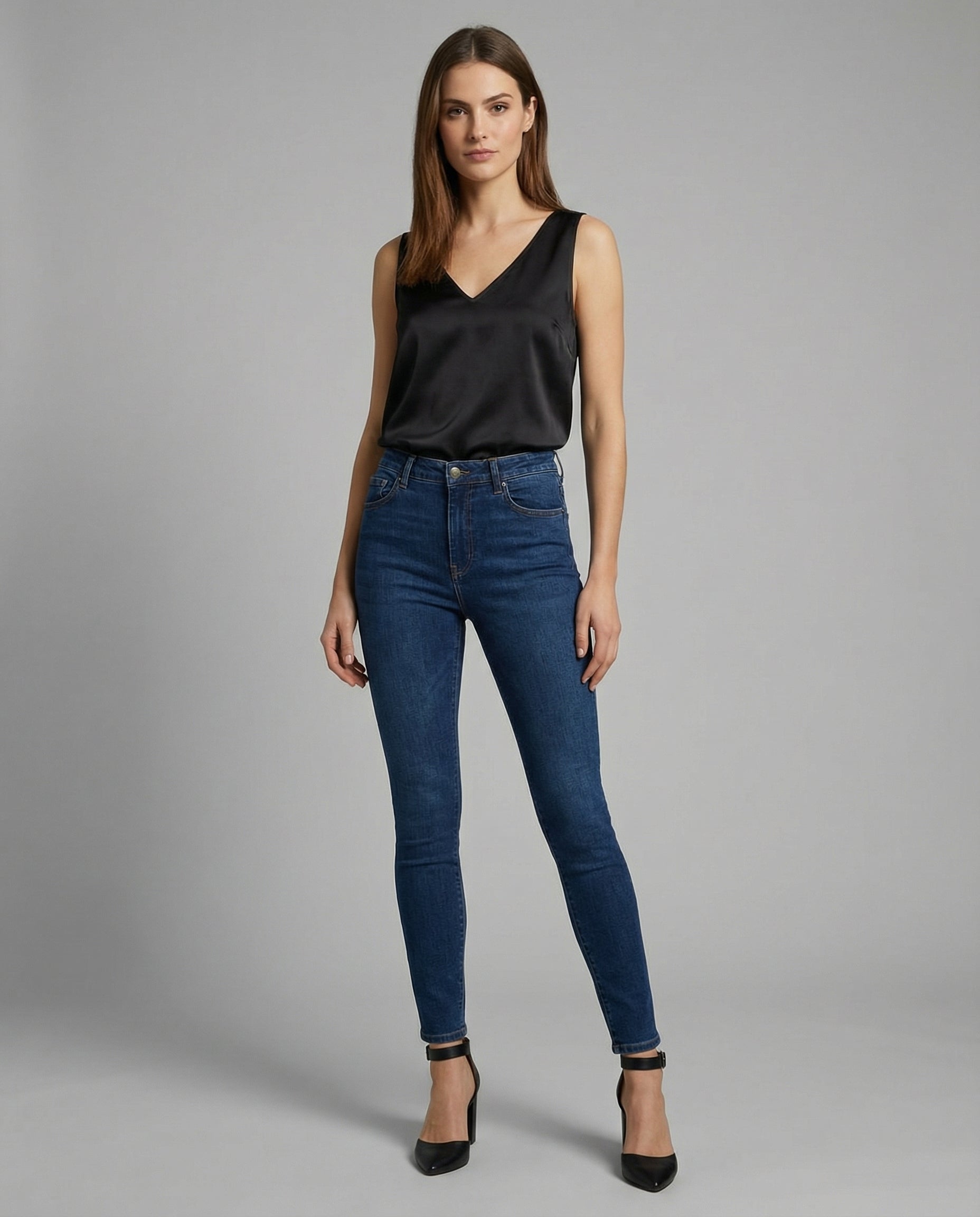Canotta Donna in Raso con Scollo a V – Elegante, Leggera e Versatile