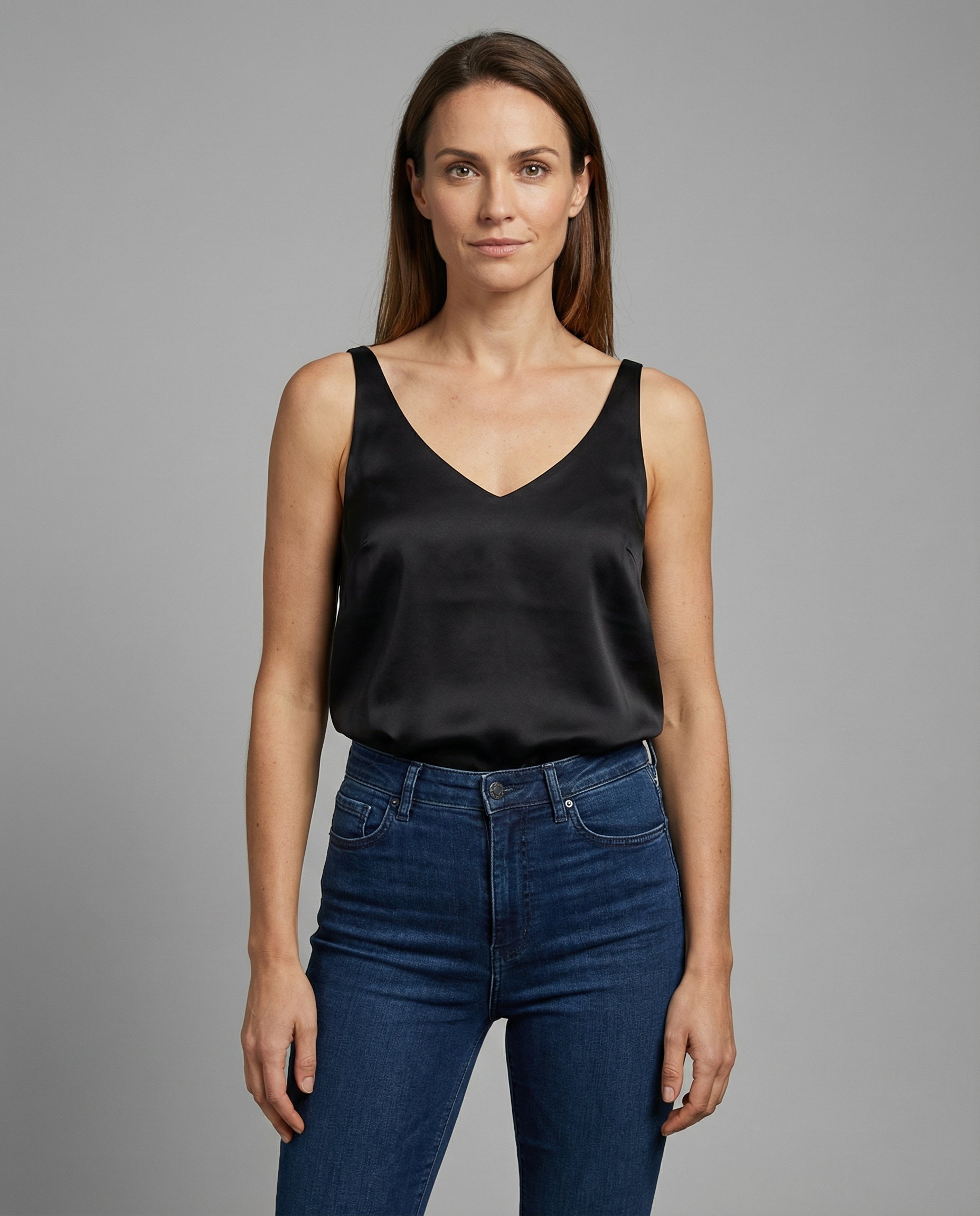 Canotta Donna in Raso con Scollo a V – Elegante, Leggera e Versatile