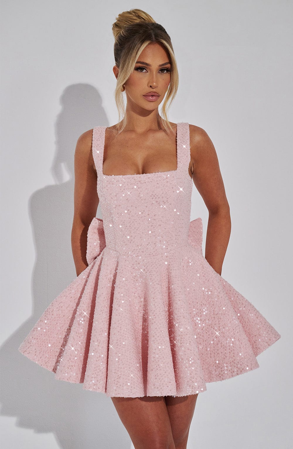 Abito Corto Svasato con Paillettes e Fiocco sul Retro