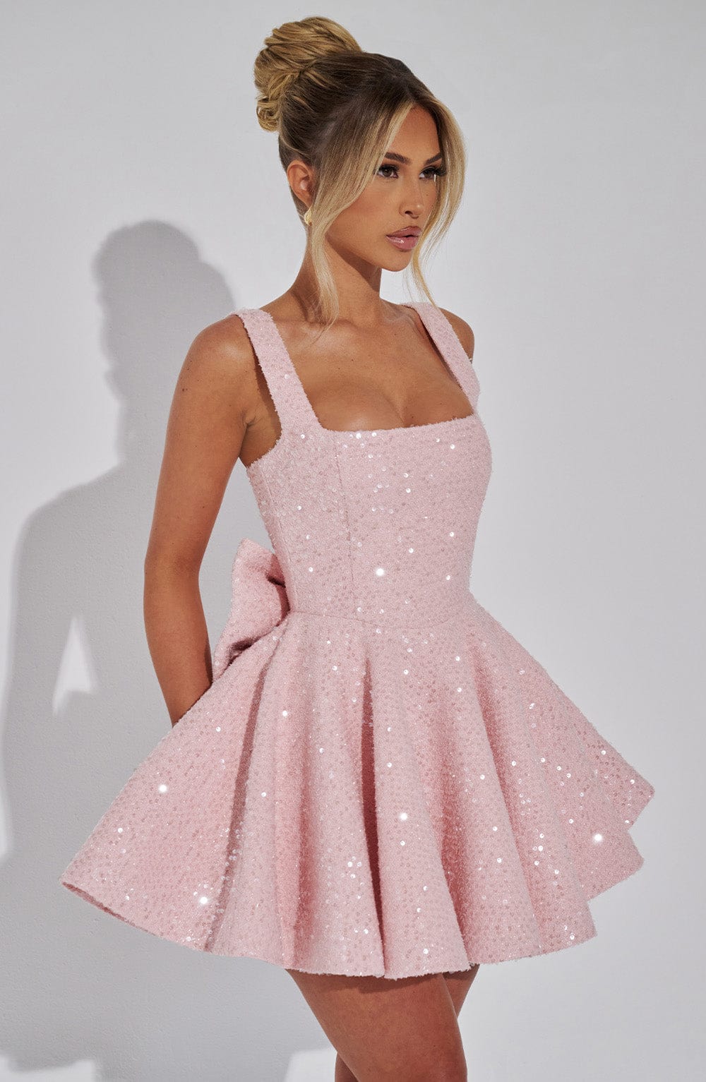 Abito Corto Svasato con Paillettes e Fiocco sul Retro
