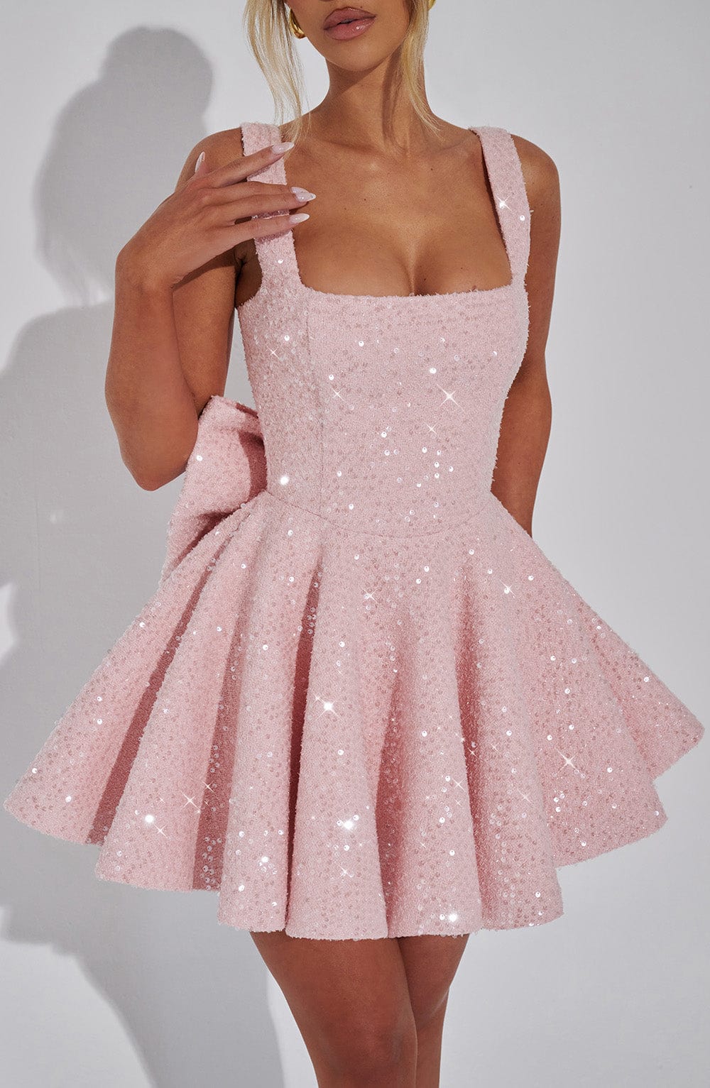 Abito Corto Svasato con Paillettes e Fiocco sul Retro