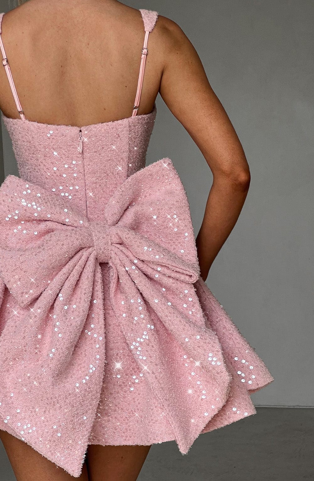 Abito Corto Svasato con Paillettes e Fiocco sul Retro