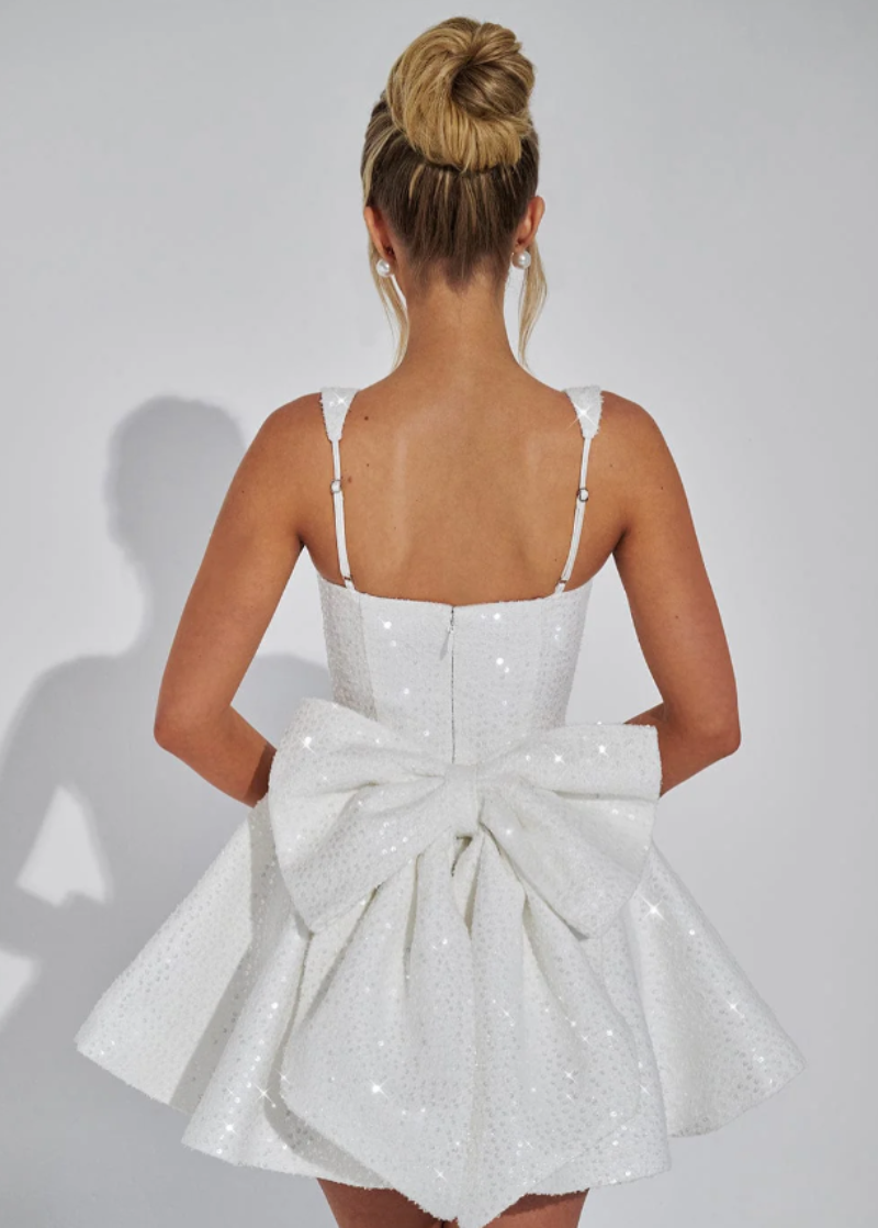 Abito Corto Svasato con Paillettes e Fiocco sul Retro