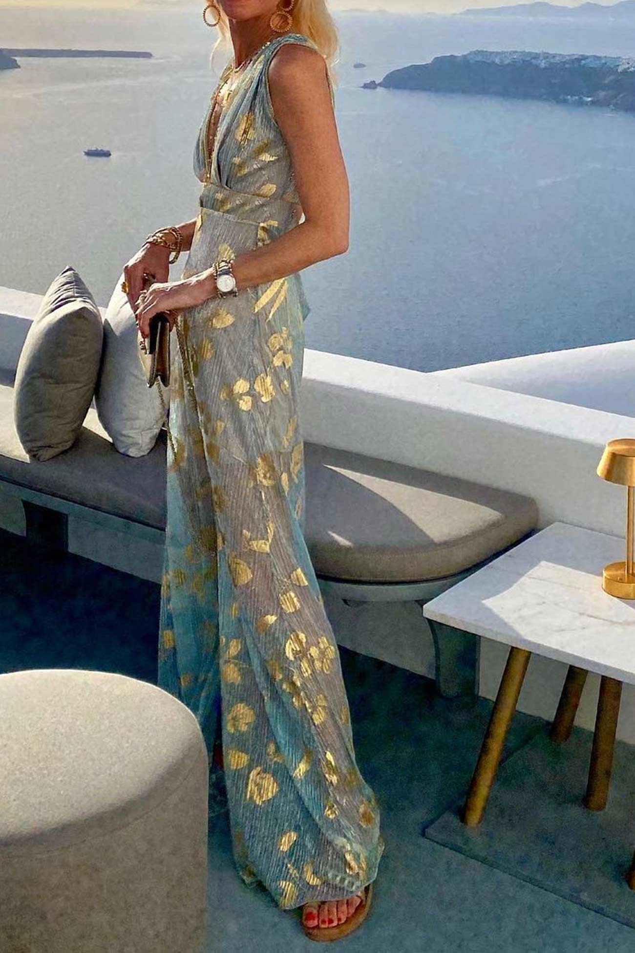Vestido con tirantes, estrellas doradas y escote en V profundo