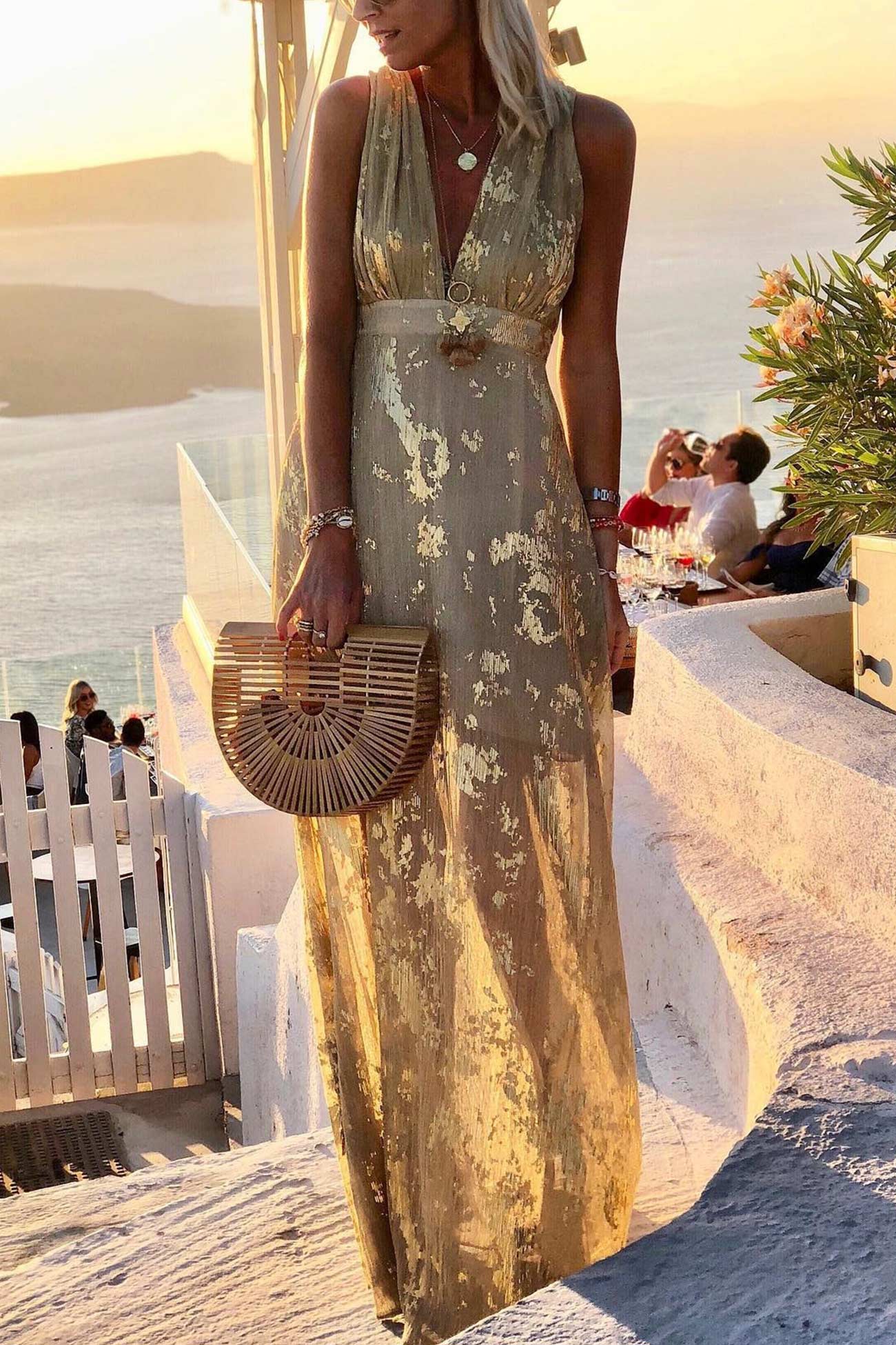 Vestido con tirantes, estrellas doradas y escote en V profundo