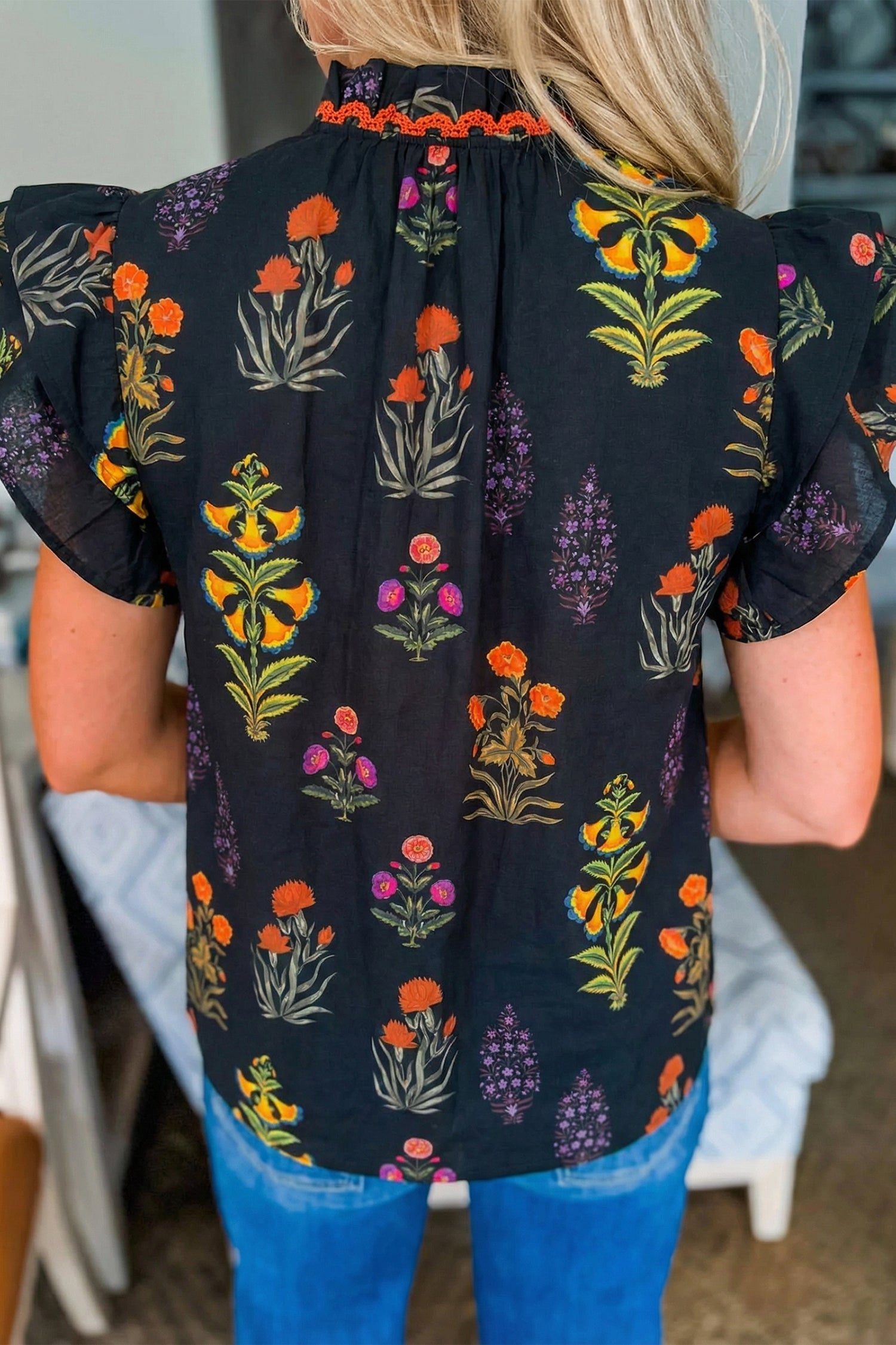 Camicia Nera a Fiori con Bordo in Pizzo e Scollo a V con Volant