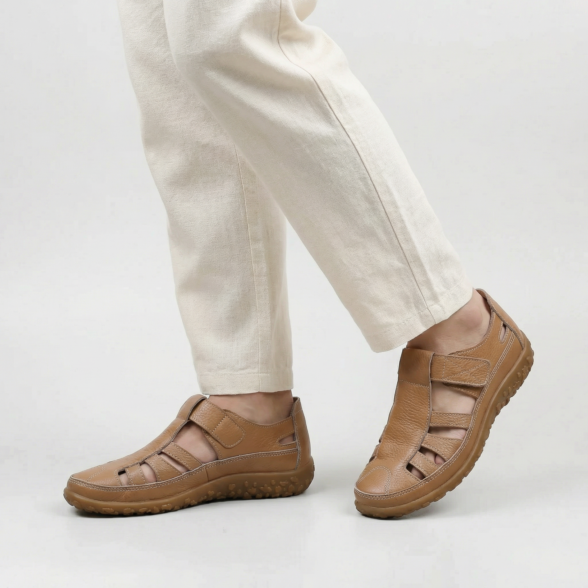 Sandali chiusi da donna con cut-out e suola comfort per uso quotidiano