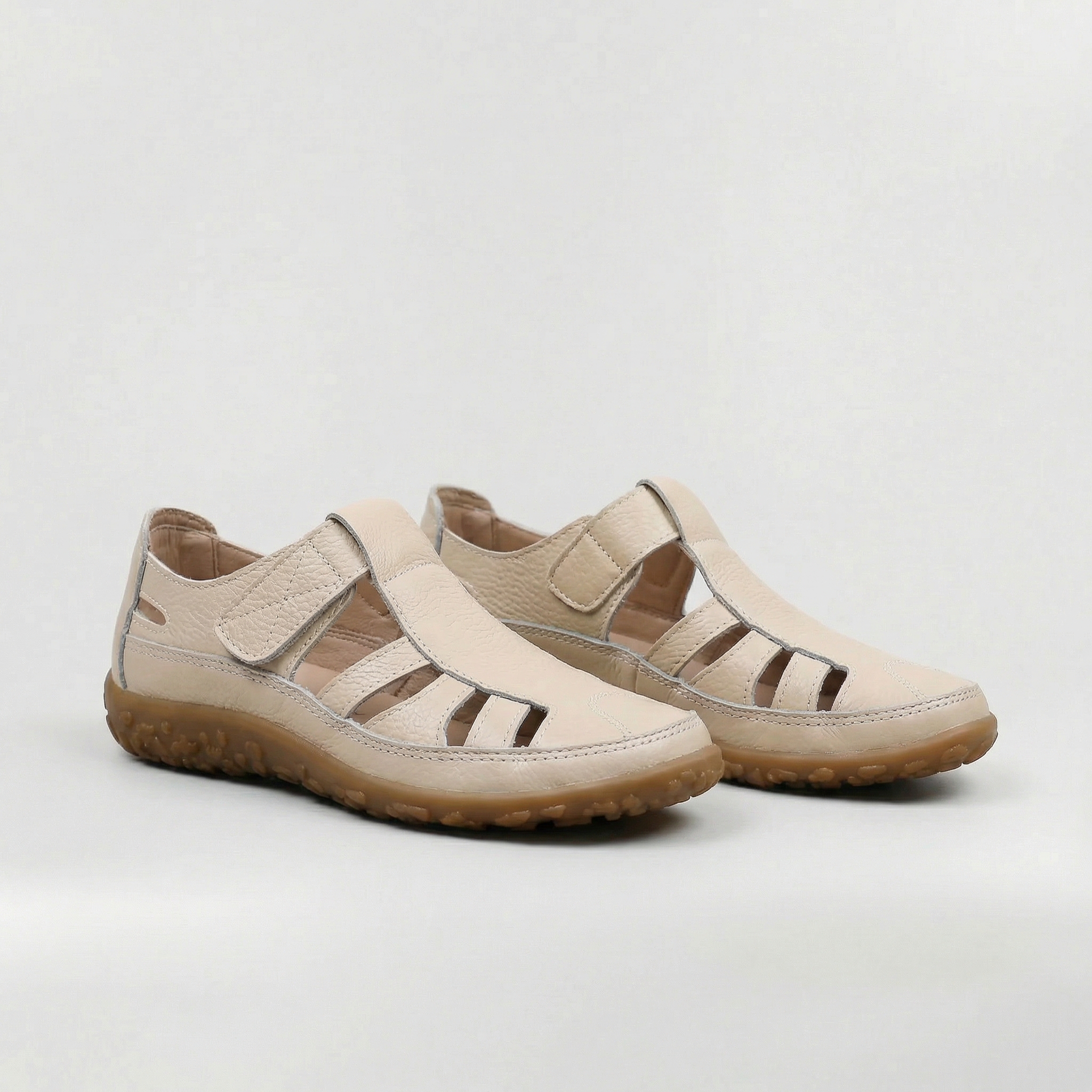 Sandali chiusi da donna con cut-out e suola comfort per uso quotidiano