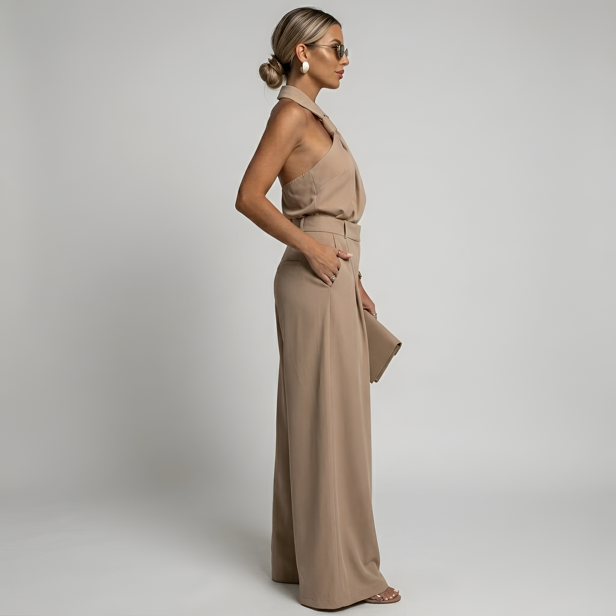Mono de mujer con cuello americano y pantalones de pierna ancha