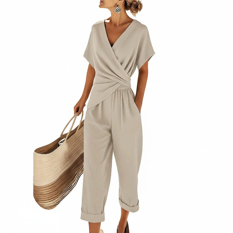 Mono de mujer con escote en V cruzado y pantalones cortos