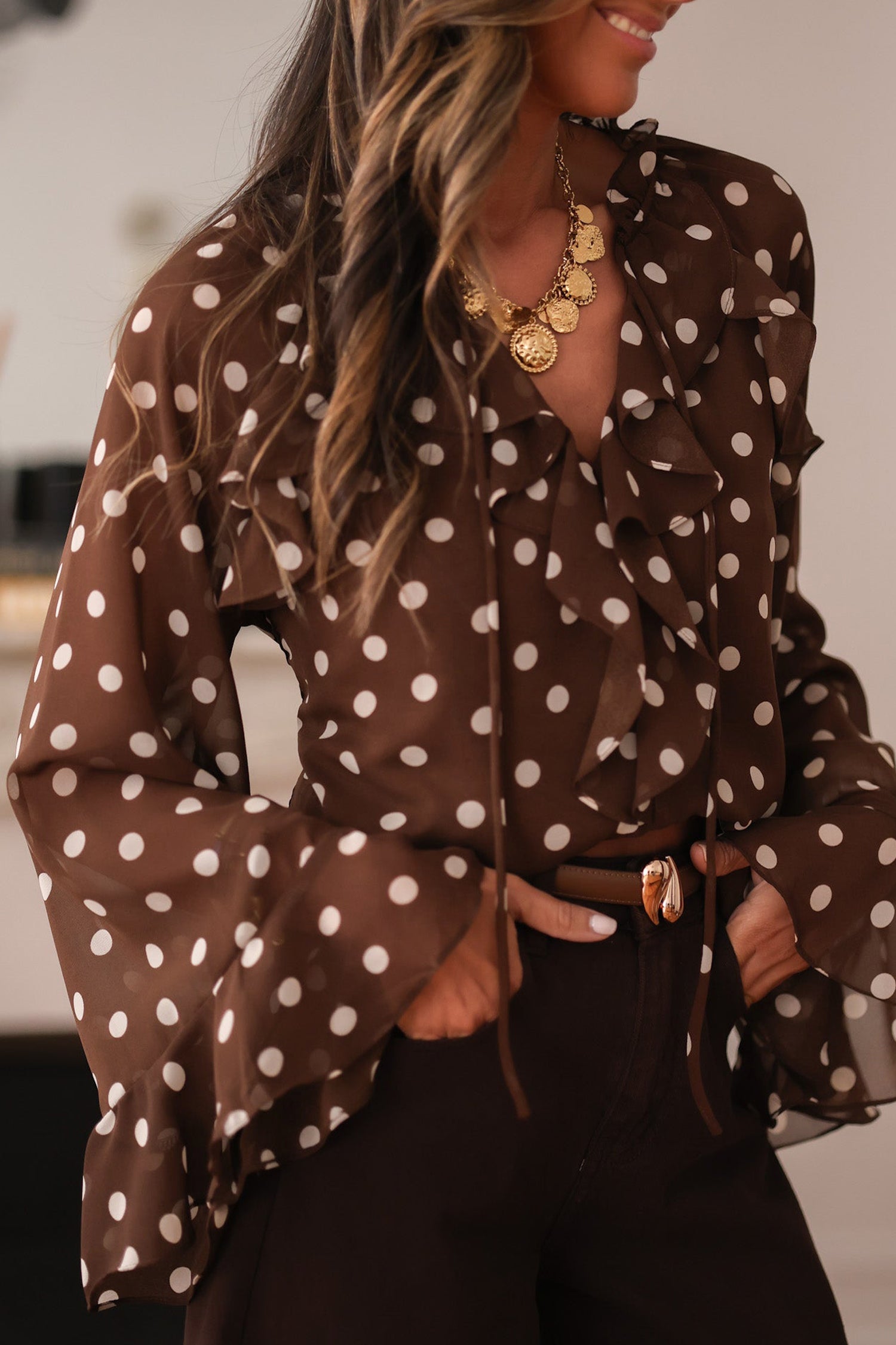 Blusa a Pois con Volant, Scollo a V e Maniche a Campana - Caffè