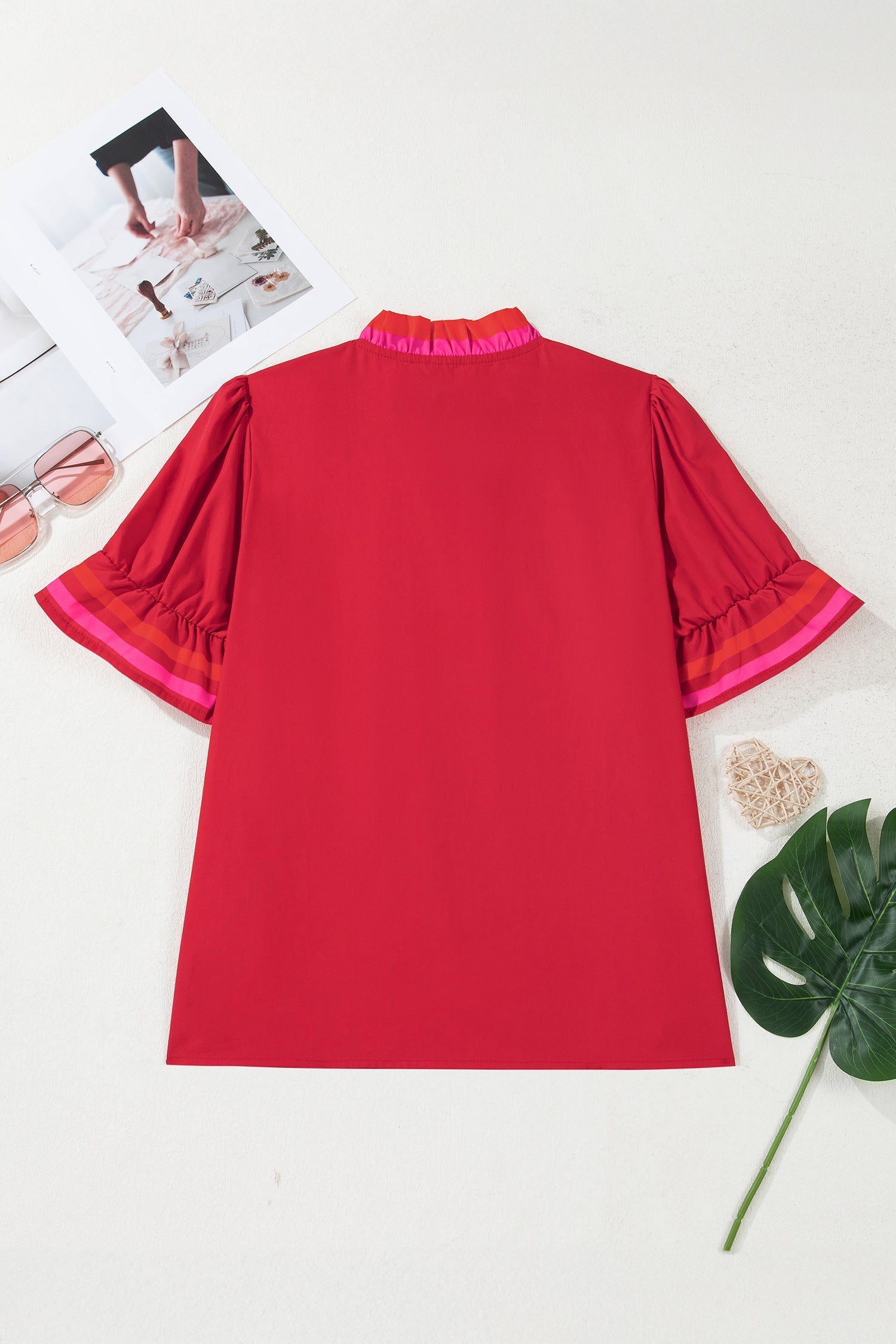 Blusa a righe rosso fuoco con colletto a volant e maniche corte arricciate