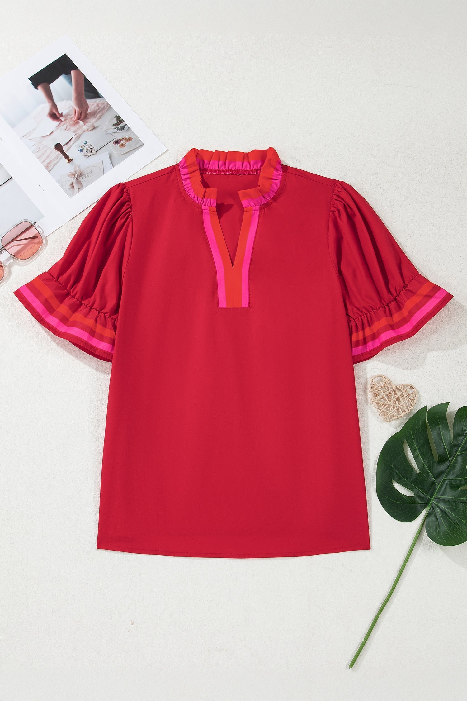 Blusa a righe rosso fuoco con colletto a volant e maniche corte arricciate
