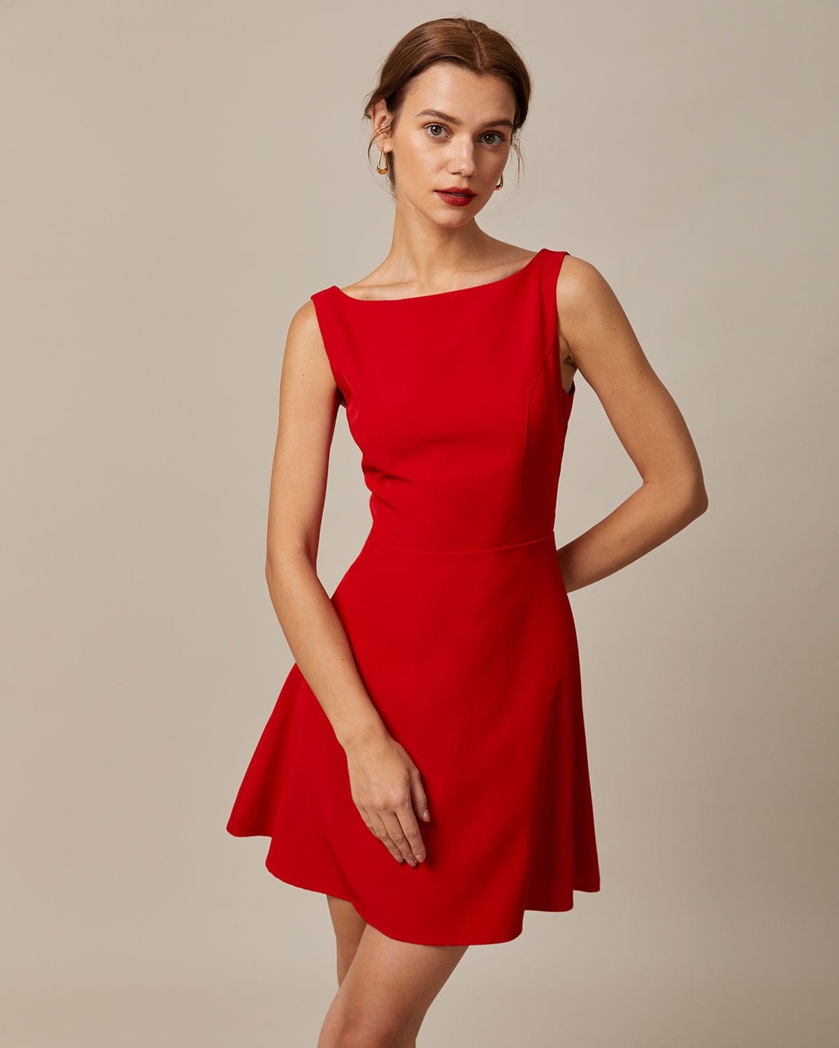 Vestido Mini de Dia Sem Mangas com Decote Canoa e Cintura Alta