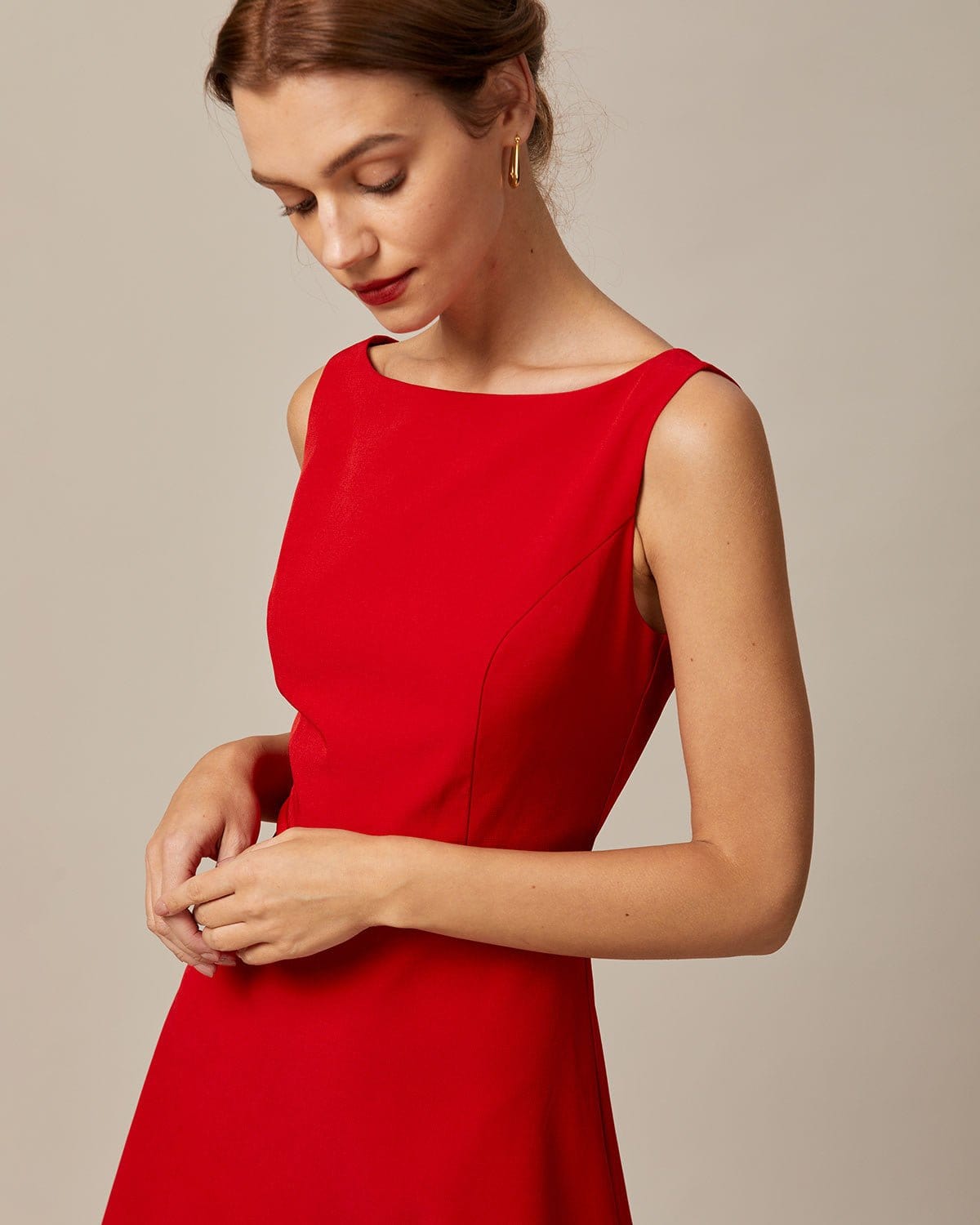 Vestido Mini de Dia Sem Mangas com Decote Canoa e Cintura Alta