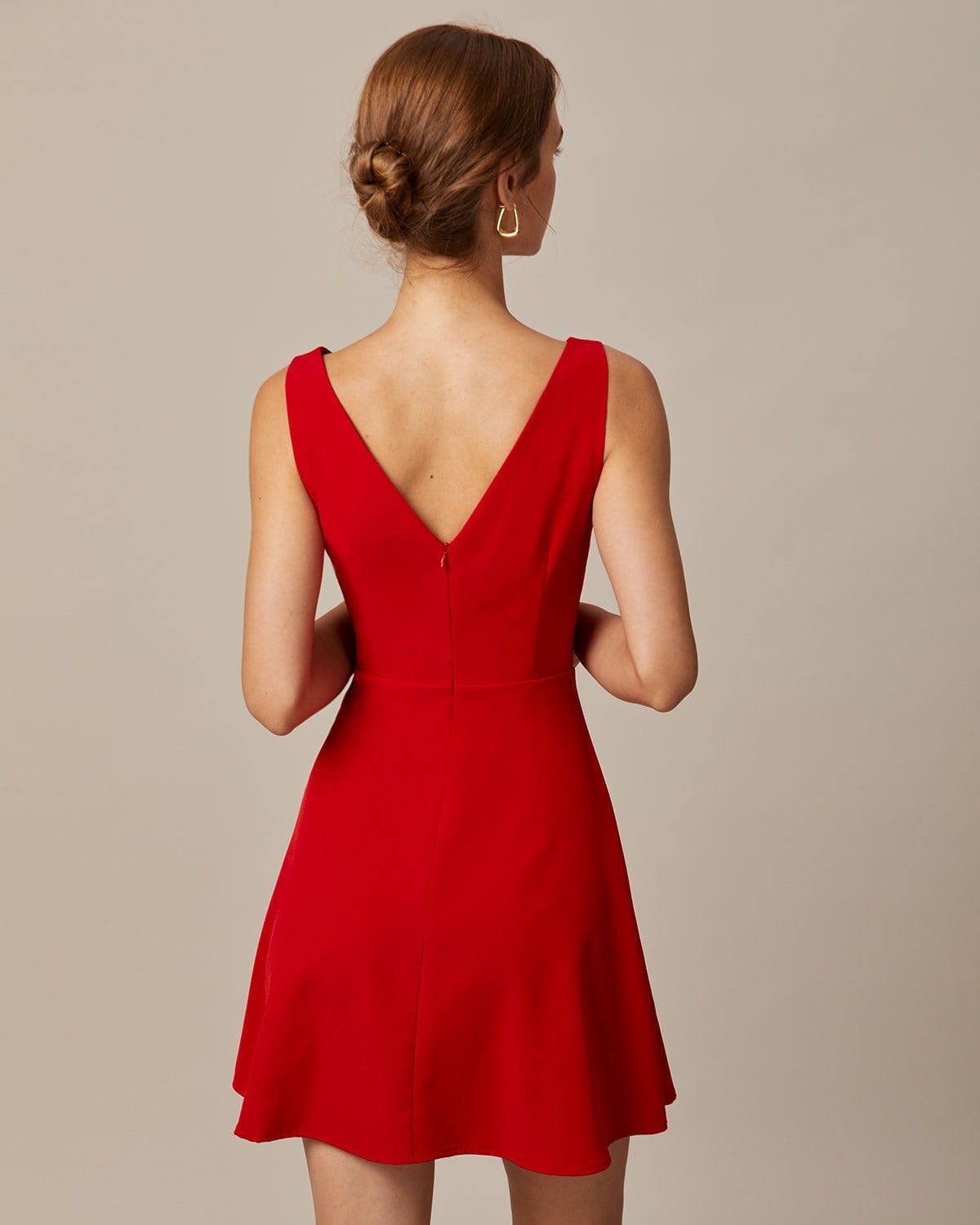 Vestido Mini de Dia Sem Mangas com Decote Canoa e Cintura Alta