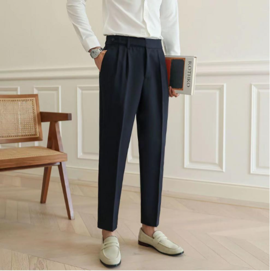 Elegant Men's Tailored Straight-Leg Pleated Trousers