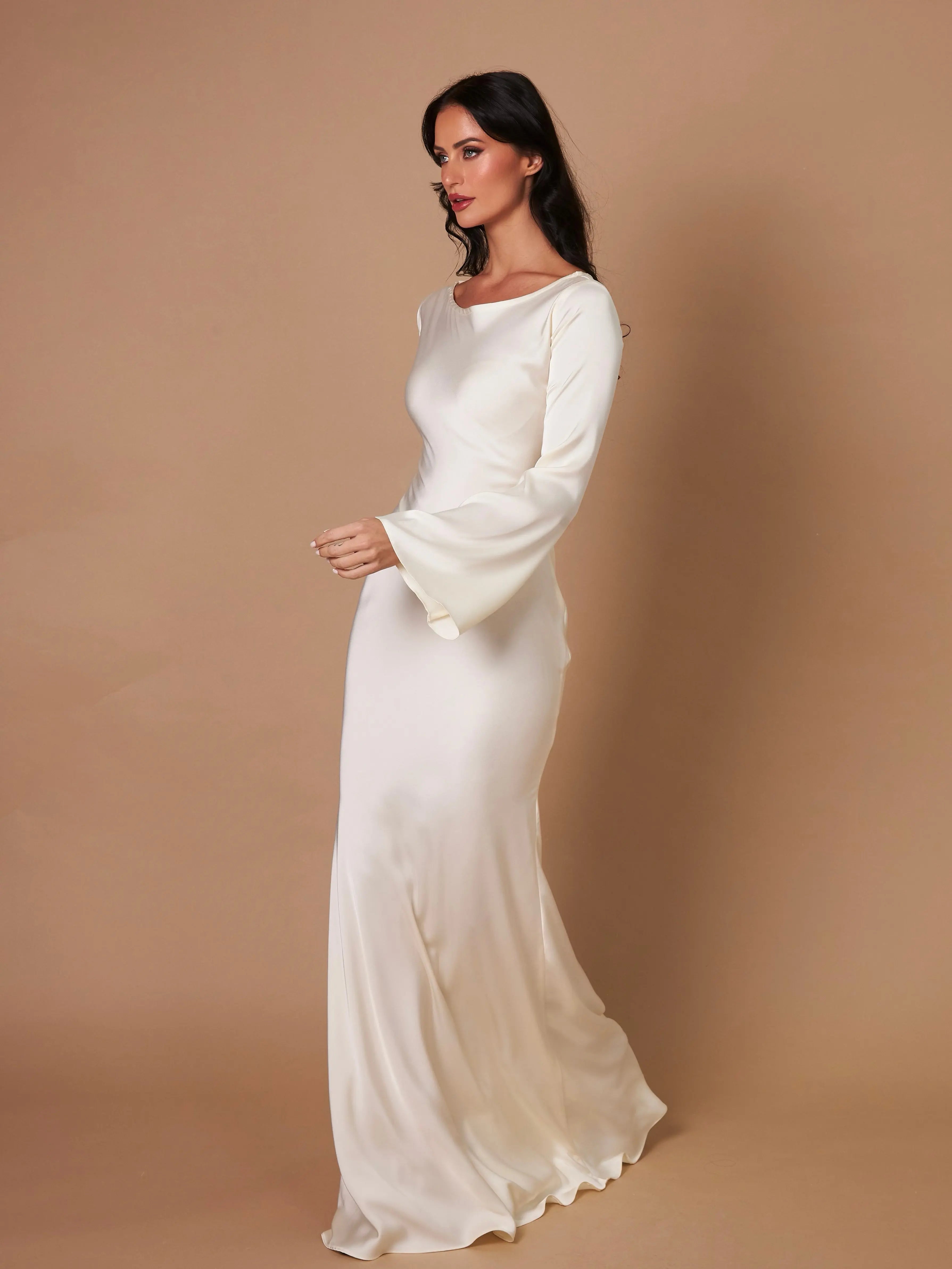 Elegante vestido largo con mangas largas y corte entallado para mujer