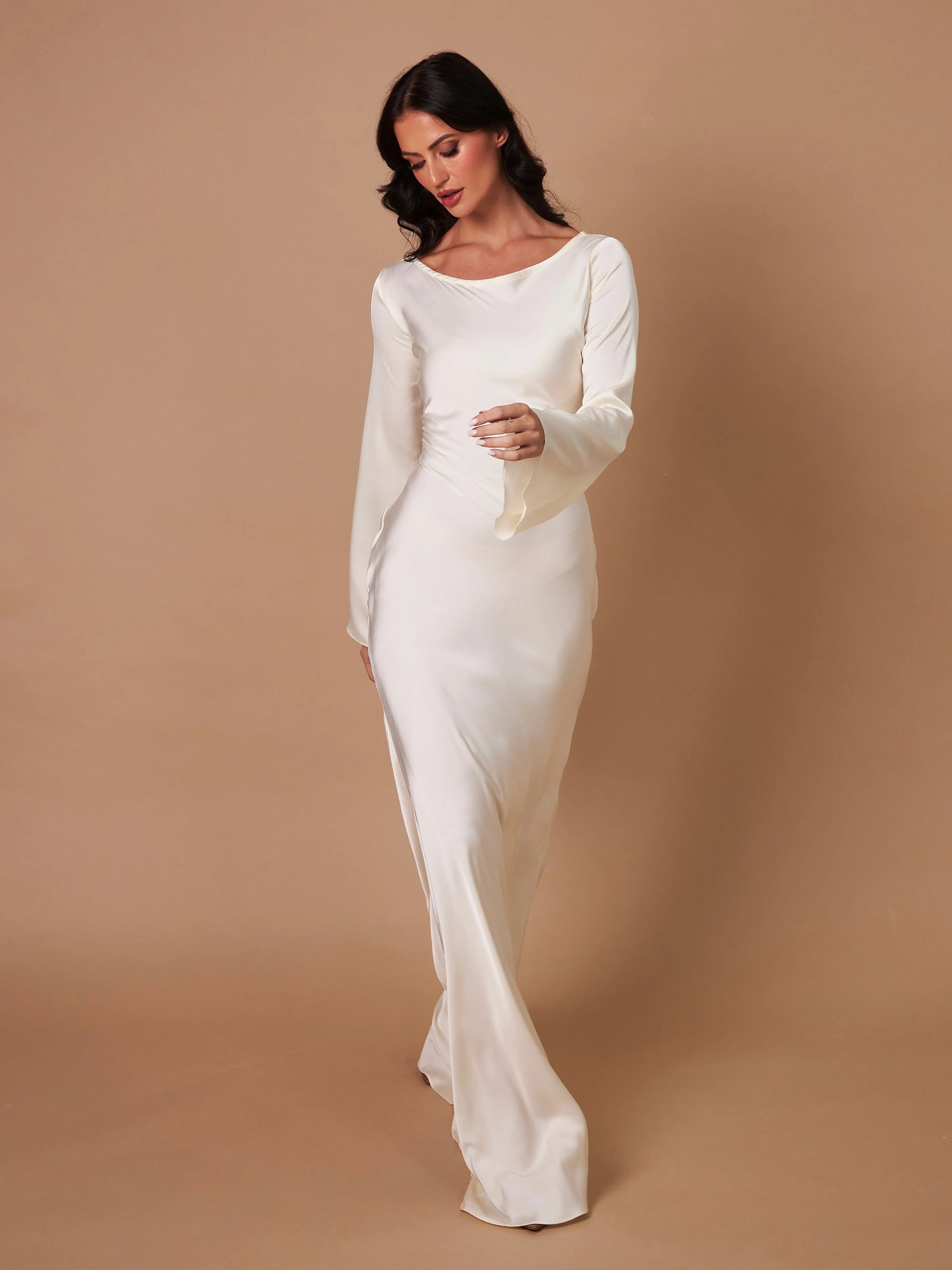 Elegante vestido largo con mangas largas y corte entallado para mujer