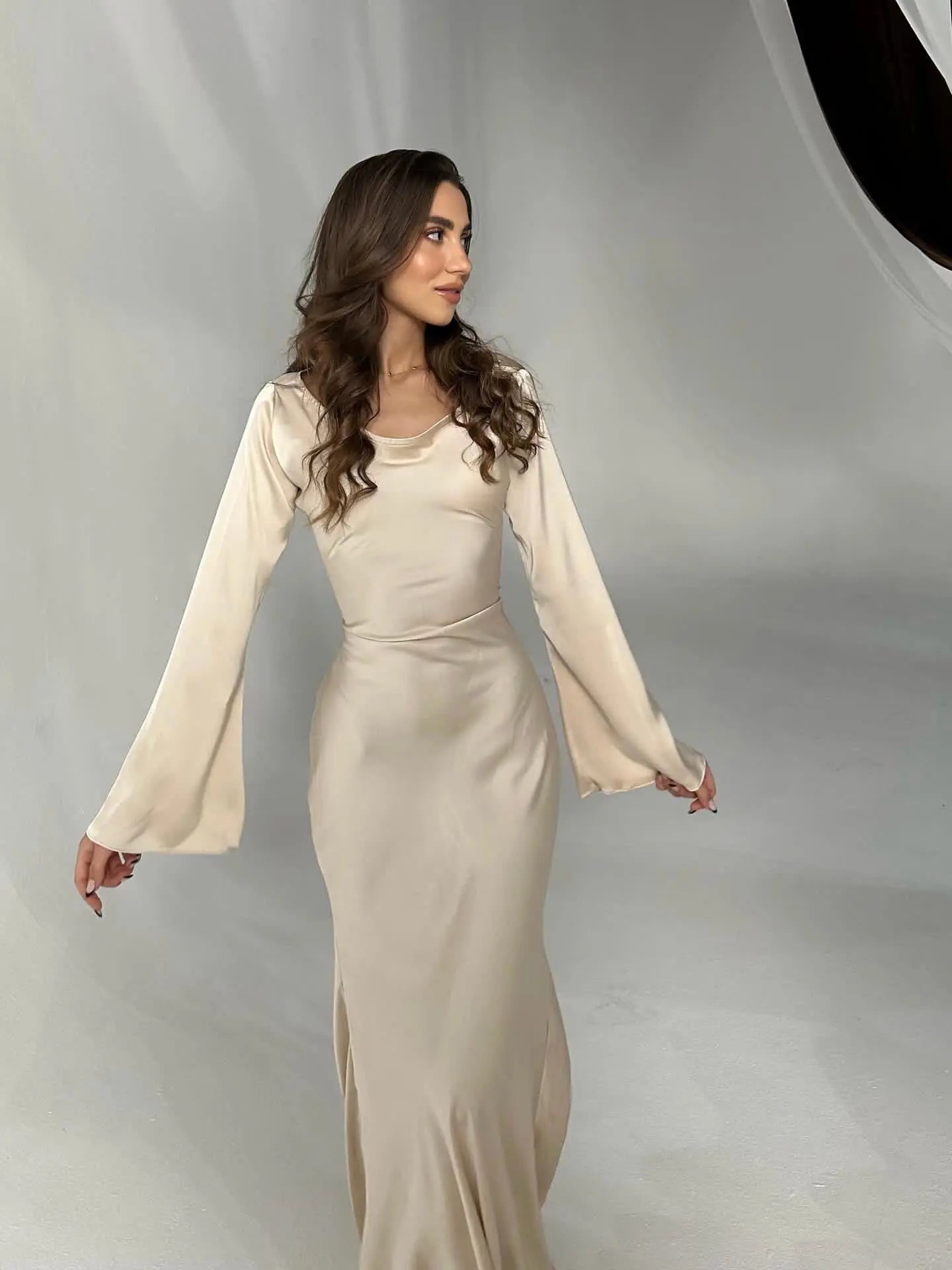 Elegante vestido largo con mangas largas y corte entallado para mujer