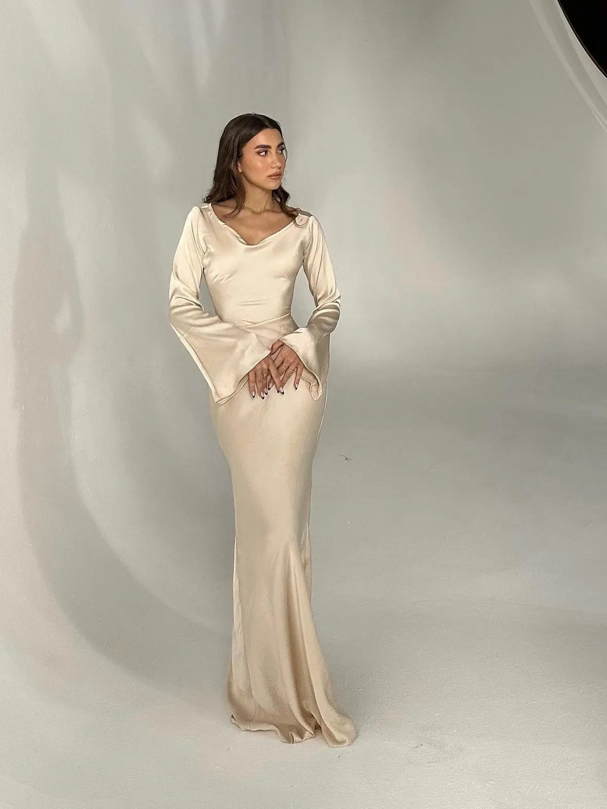 Elegante vestido largo con mangas largas y corte entallado para mujer