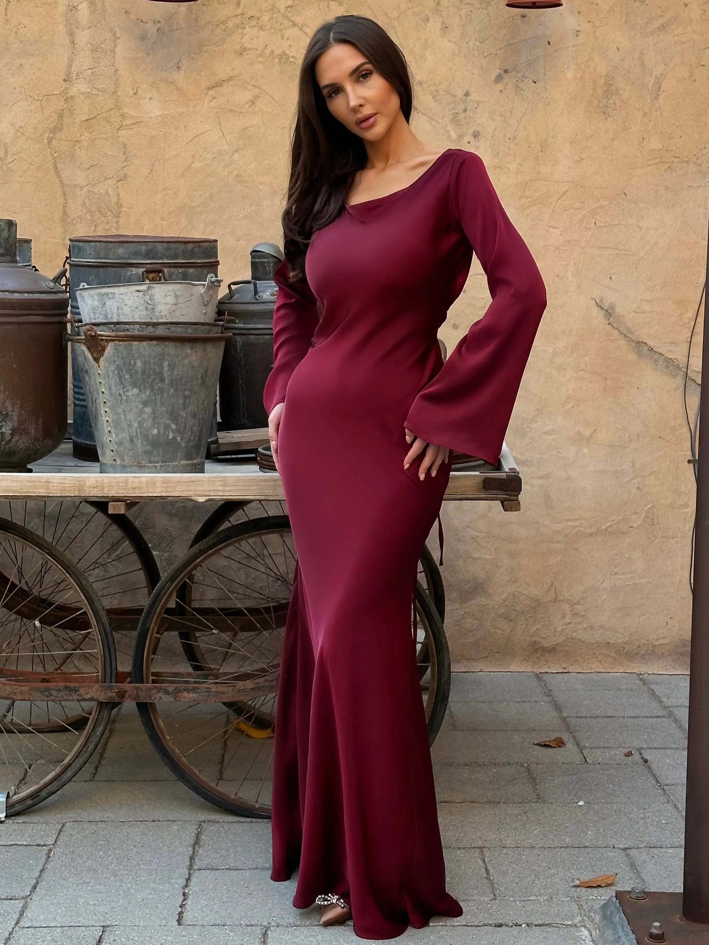 Elegante vestido largo con mangas largas y corte entallado para mujer