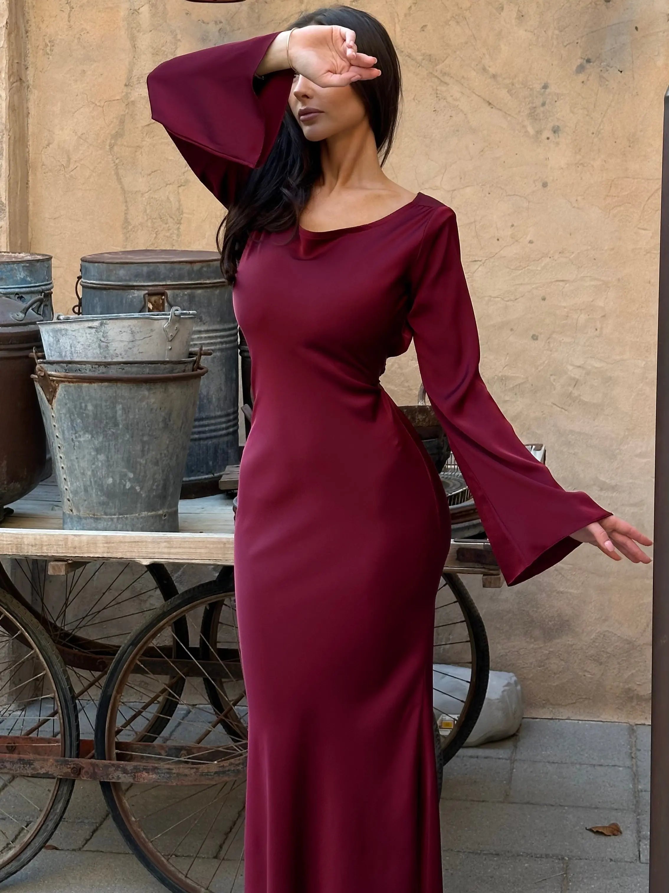 Elegante vestido largo con mangas largas y corte entallado para mujer
