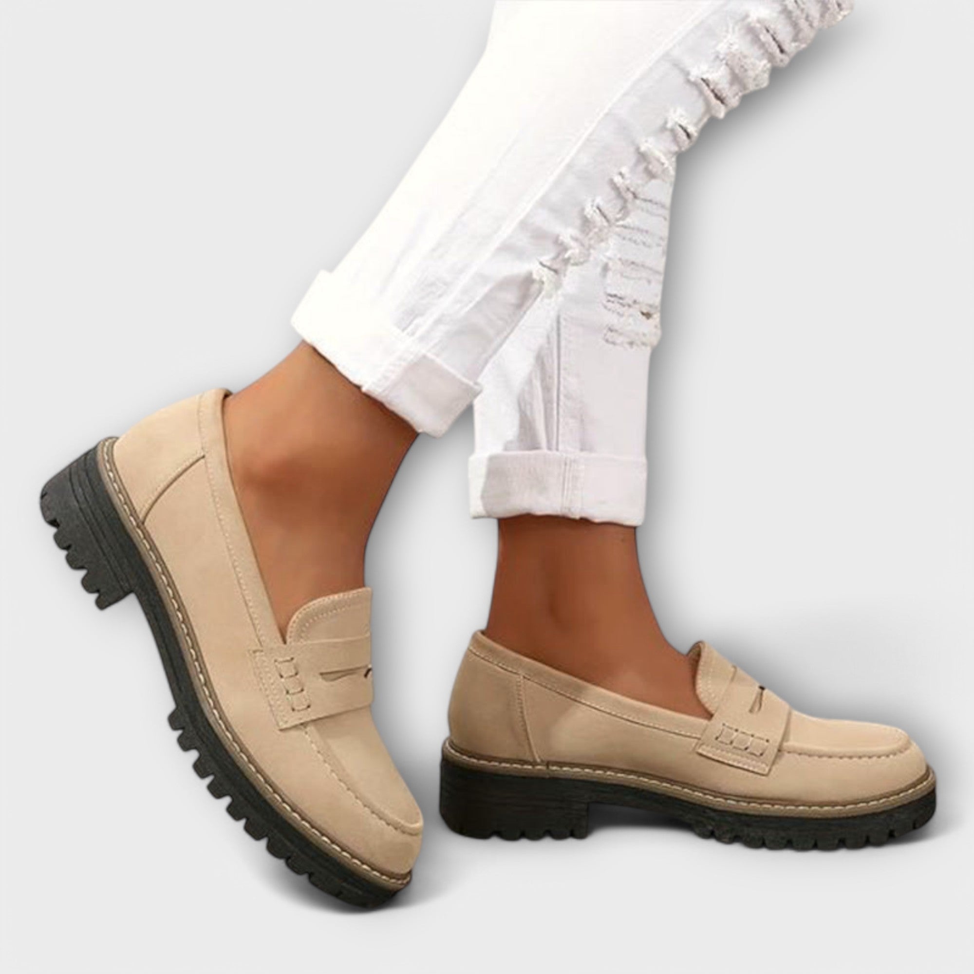 Női mokaszinok lánctalpas talppal és slip-on dizájnnal