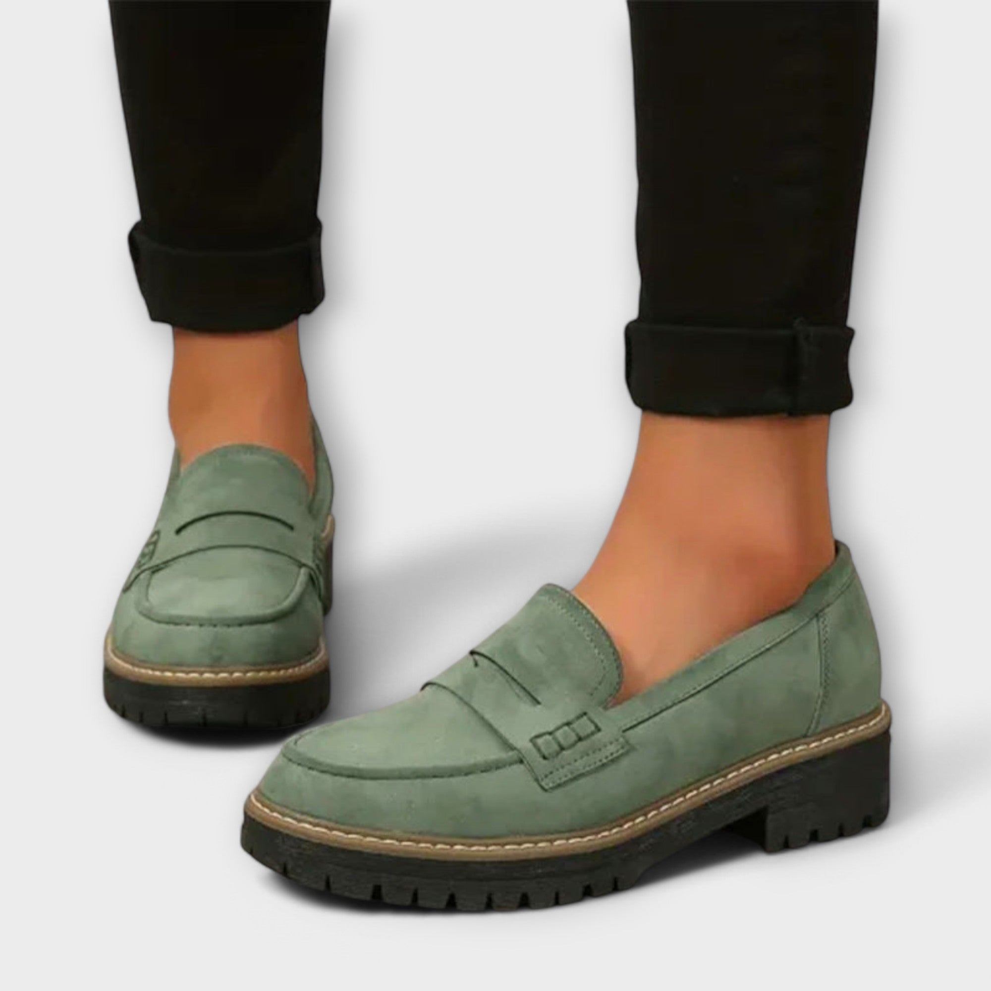 Női mokaszinok lánctalpas talppal és slip-on dizájnnal