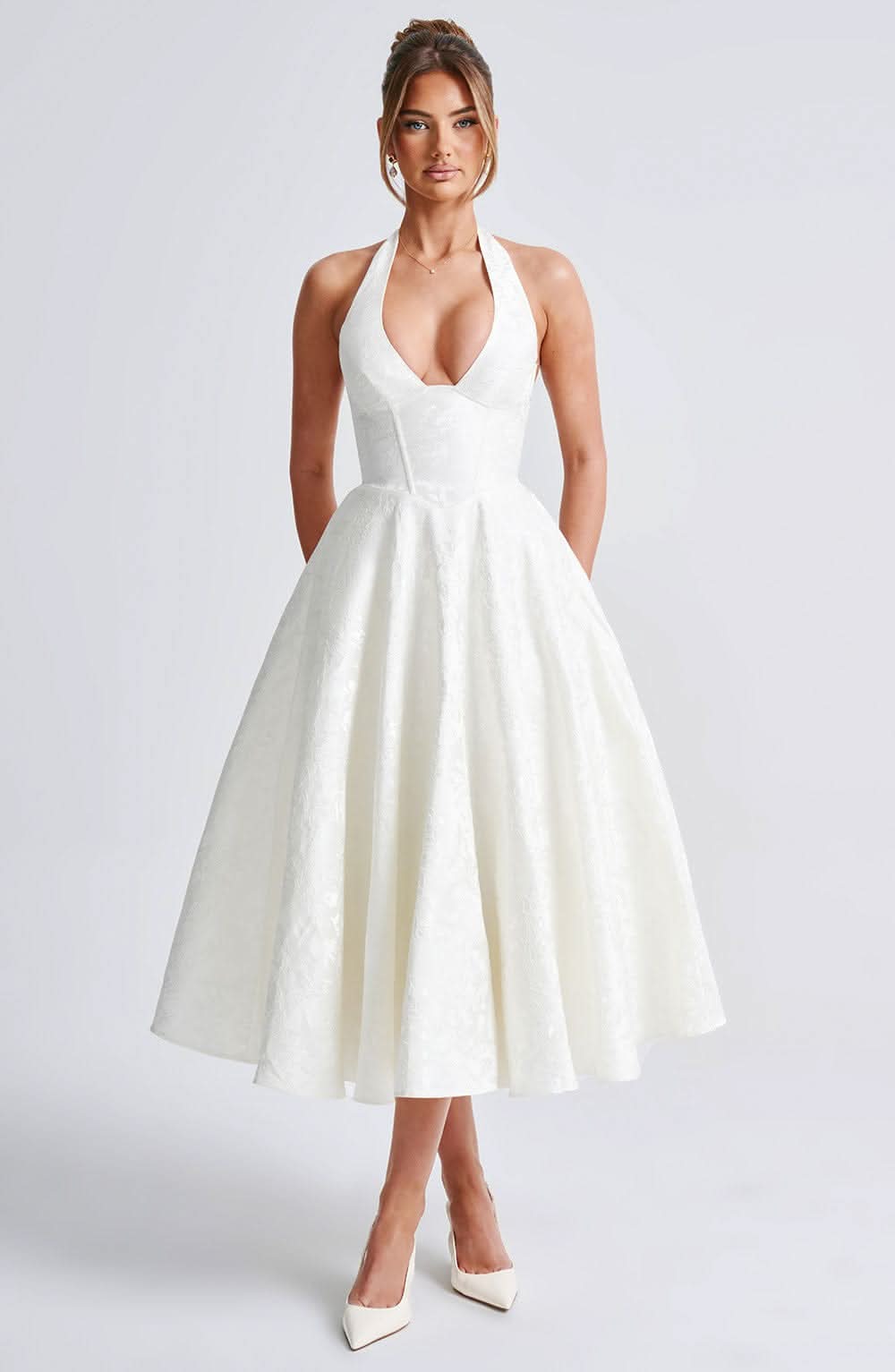 Abito Midi Elegante con Scollo Halter e Gonna Svasata