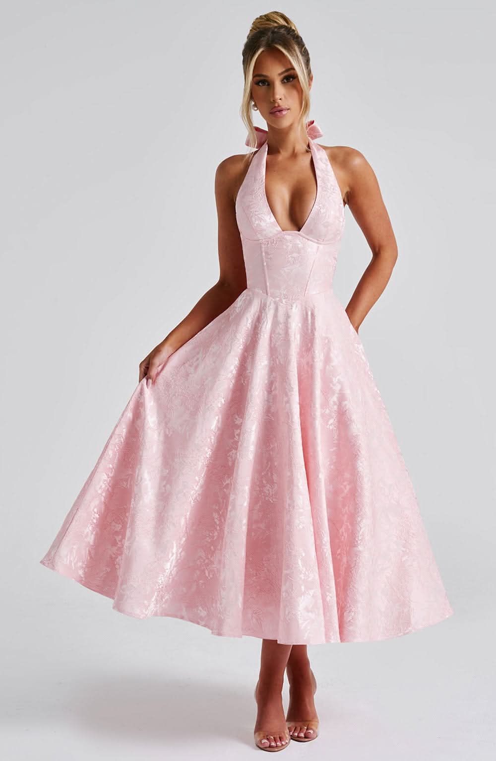 Abito Midi Elegante con Scollo Halter e Gonna Svasata