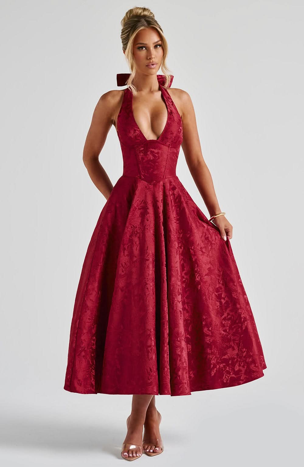 Abito Midi Elegante con Scollo Halter e Gonna Svasata