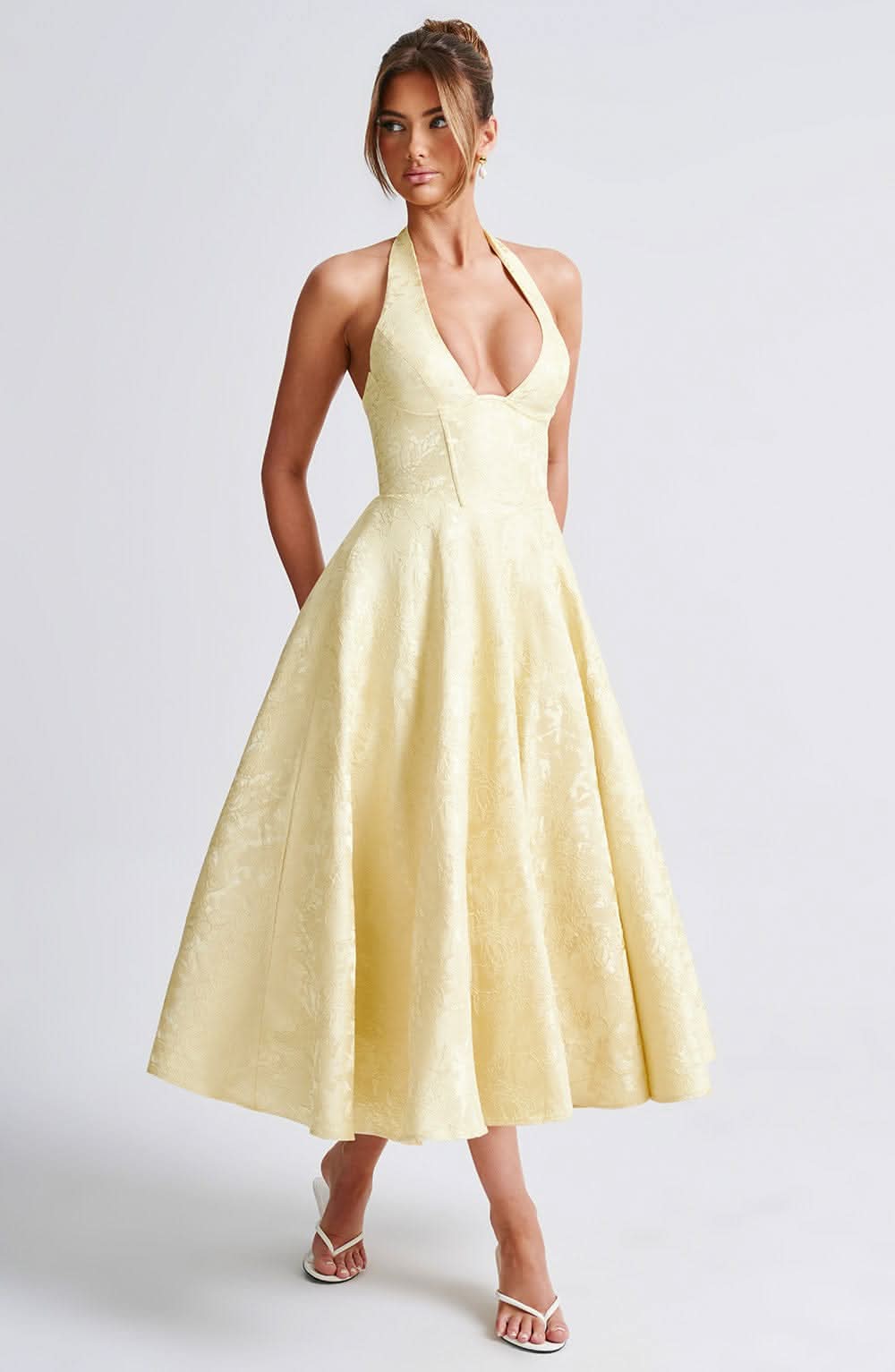 Abito Midi Elegante con Scollo Halter e Gonna Svasata